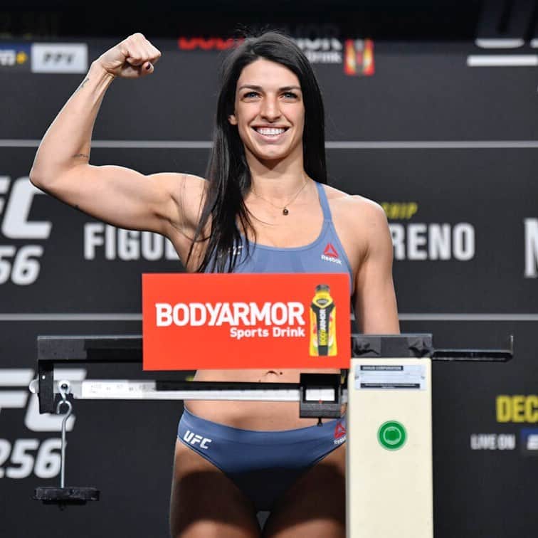 のインスタグラム：「115lbs Championship weight!  In this to be the BEST!  Let’s do this!  💰🙏🏼☝🏼 • • 52,2 kg ! Peso batido!  Essa minha jornada é para ser a MELHOR! Vamos com tudo!!  💰🙏🏼☝🏼」