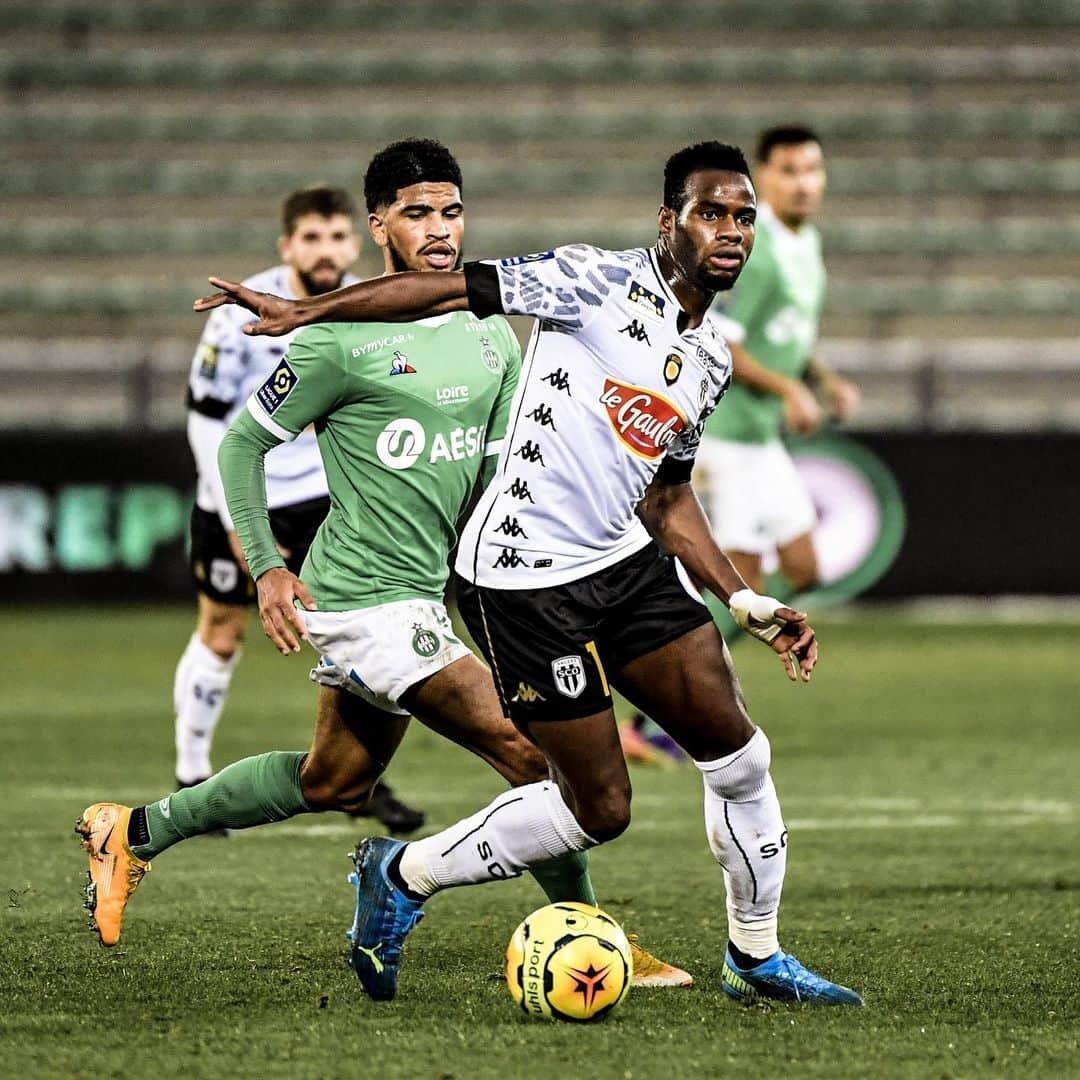 リーグ・アンさんのインスタグラム写真 - (リーグ・アンInstagram)「Les deux équipes se neutralisent ce soir ! 🤝 . @asseofficiel 🆚 @angers_sco (0-0) . The two sides battled to a draw this evening  . #Ligue1UberEats #Angers #SCO #ASSE #SaintEtienne」12月12日 7時35分 - ligue1ubereats