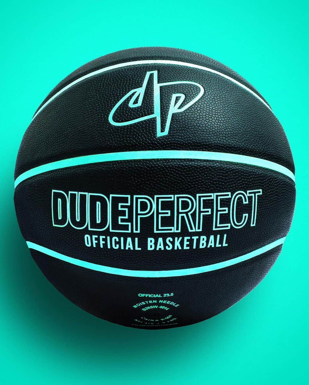 Dude Perfectさんのインスタグラム写真 - (Dude PerfectInstagram)「Comin’ in HOT ☝️ // From hoodies to backpacks to basketballs and gift cards, the Dude Perfect Store has something for everyone on your Christmas list this year.  Shop now (link in bio) for holiday delivery! 🎄🎁」12月12日 7時36分 - dudeperfect