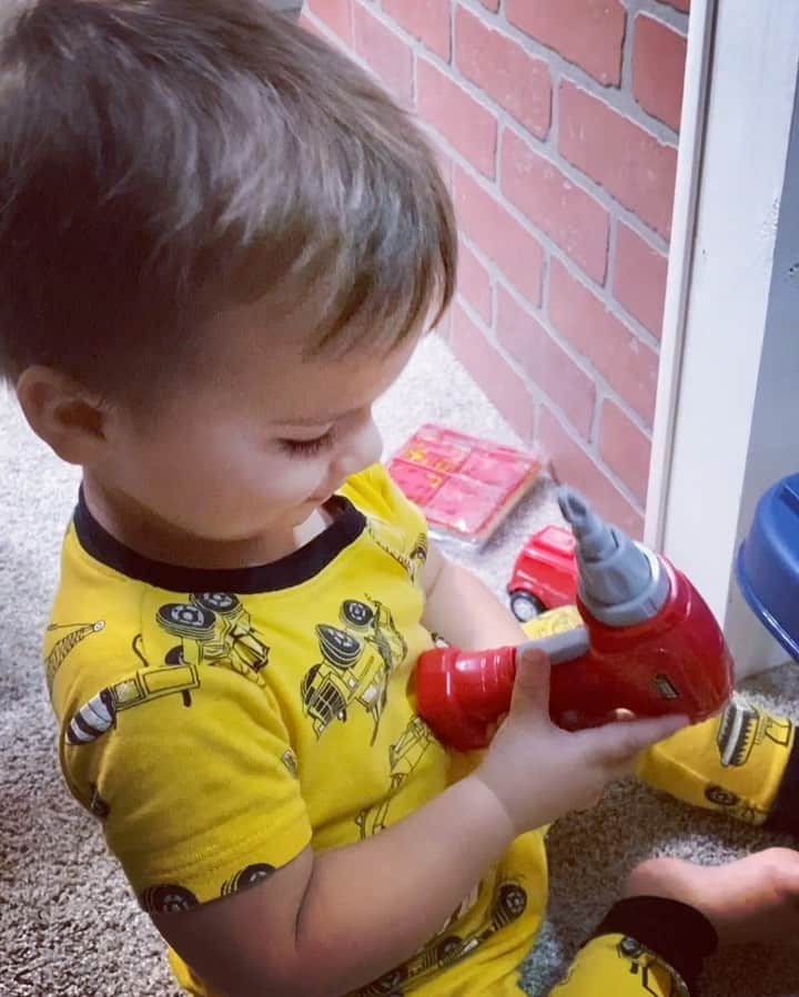 ジャナ・クレイマーのインスタグラム：「The new covid test😂 A Good Friday laugh for you. #boylife」
