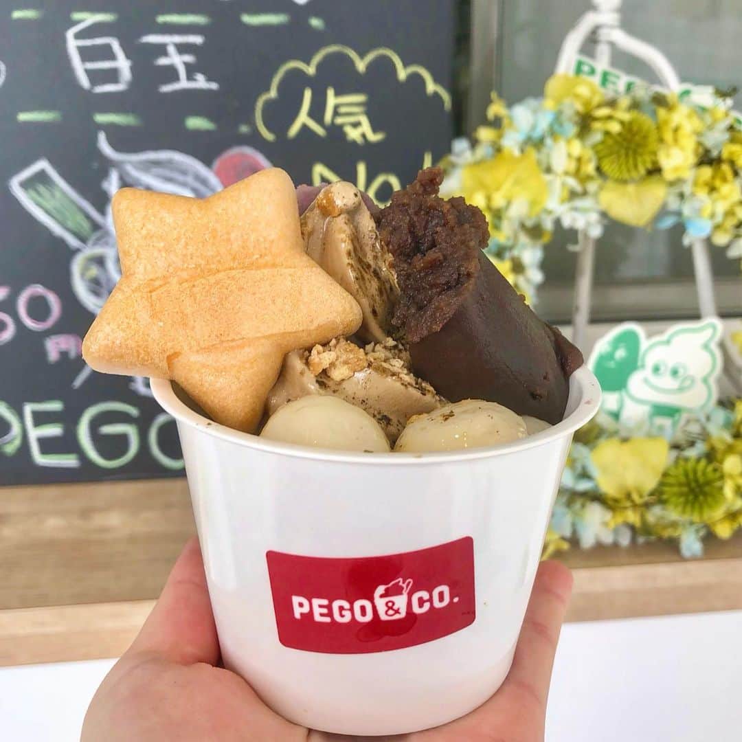 のインスタグラム：「𓊆PEGO&CO𓊇 in⥲上町  𓊗PEGOカップ ¥550  "種類豊富なあんことソフトクリームがカスタムし放題"  ------------❁𝚁𝚎𝚙𝚘𝚛𝚝❁---------- ・ もうずっっと @hiromame27 さんの投稿みて行きたかったPEGOさん~🥺これあんこ好きには堪らない…(あんこガチ勢) ・ 前に"あんこ祭り"っていうその日あるあんこを全部ソフトクリームに乗せれるっていうメニューがあったんだけど今はやってないからめちゃくちゃ悲しかった…🥲(あんこ祭り求む) ・ 私が食べたPEGOカップはその日出てるあんことソフトクリームが一種類ずつ選べてそれ＋トッピング白玉orグラノーラが選べるシステムで永遠に悩んでた(激悩) ・ 私が選んだのは ソフトクリーム⇒ほうじ茶メープル あんこ⇒黒こしあん トッピング⇒白玉 で優しい店員さんがおまけで塩こしあんもつけて下さった🥺 ・ ------------❁𝙴𝚊𝚝❁------------ ・ PEGOカップ受け取ると予想以上におっきい！！そしてなにこの重量感！！(ソフトクリームとかって量少なくて直ぐ食べ終わるイメージ)() ・ ほんとに思った以上に量が多くて嬉しかったしもうすぐクリスマス？だからなのか可愛い星のモナカがついてきて色々嬉しい〜◎ ・ 1口食べるとまずソフトクリーム激うま！いやほんとに激うま！ほうじ茶がすんごい濃い…他のお店のほうじ茶が激薄なのが分かるくらい。メープルのこてっとした甘みもしっかり感じられてソフトクリームだけでもめちゃくちゃ美味しい~💕 ・ そしてそこにね〜っとりきめ細かい黒こしあん…🥺舌触りレベチー◎とらやと良い勝負だなぁ〜、、この滑らかさほんと癖になる(こしあんもやっぱり好き)(根っからの粒あん派) ・ そして白玉ももちもち~♡1口サイズの小ぶりで食べやすい！でも白玉は特に変哲のない感じ◎ ・ 全体的な食感と滑らかさのバランスが最高すぎた(泣) (PEGOカップやべぇ、、) モナカもほんとサクサクすぎてびっくりした(ASMR並) PEGOさんほんとに美味しかった〜🥺 ・ 𝚙.𝚜:スタンプカード貰っちゃしこれはもう通うの確定~◎ また近々行きたいな~❁❁❁ ・ ❏-------------𝚜𝚑𝚘𝚙 𝚒𝚗𝚏𝚘 ﻿------------❑  📍東京都世田谷区世田谷1-16-24   🍽営業時間⥲ 10:00〜19:00 🛌定休日⥲ 月曜日 🚉最寄駅⥲ 桜新町 ・ ・ ・ #pegoanco  #世田谷線カフェ  #世田谷カフェ  #あんこ部  #あんこスイーツ」