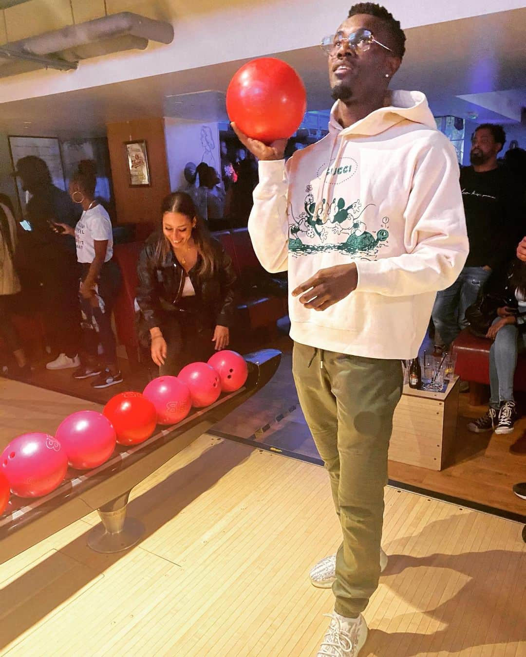 パペ・スアレのインスタグラム：「Keeping up with my boys in London for old time sake 🎳🎳🎳🎳」