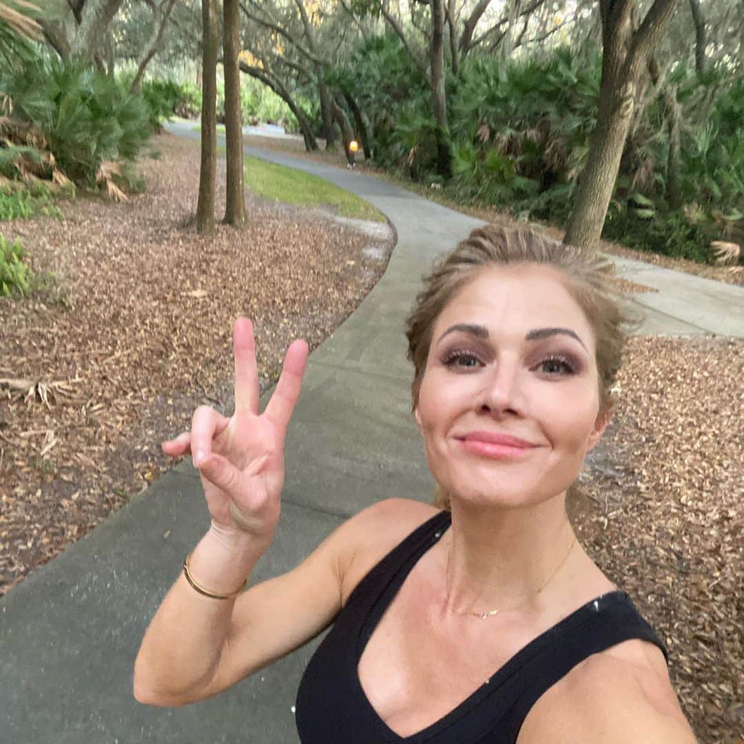 トリー・ウィルソンのインスタグラム：「. Not gonna lie. I’m feeling the pain of the world on another level today. Lost loved ones. Mental breakdowns. Loneliness. Financial distress.  Uncertainty. Business closures that mean so much more than just doors closing... But I’m still smiling at you and sending all the love I got. . I summoned the energy for a quick run outside & am still blown away at what something so simple can do for our head. I hope you can dig deep & find your dose of self care too.❤️🙏🏽」