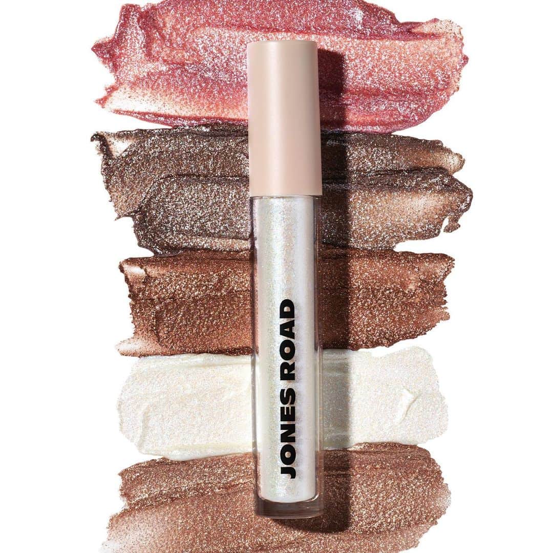 ボビー・ブラウンのインスタグラム：「Why this is the perfect piece of holiday makeup this year. It’s sheer, glasslike, smooth and brings the magic hour light on your lids. It’s just enough and never too much. #sparklewash @jonesroadbeauty」