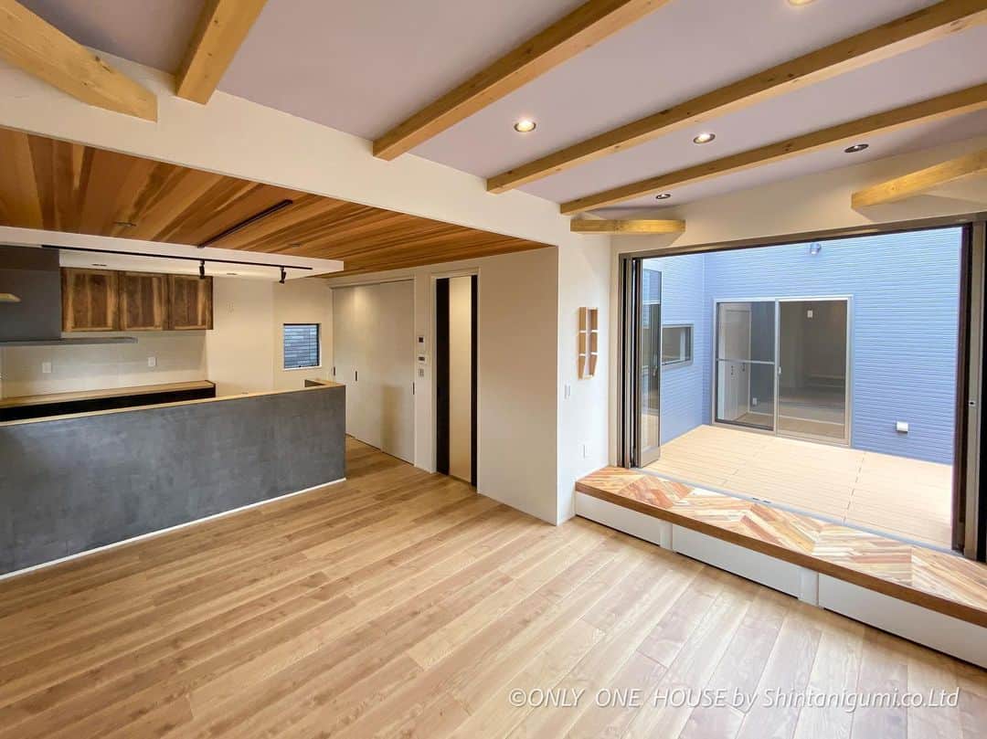 ONLY ONE HOUSE 株式会社 新谷組のインスタグラム：「✤  ▹▸スワイプ 2枚目内覧会 会場へのGoogleマップの QRコードとなります🗺🚩  本日10時より内覧会開催します🏠 一般公開となっておりますので お散歩がてら、ドライブがてら ぜひお立ち寄り下さい💁🏻‍♀️ ※感染拡大防止の為、マスク着用をお願いします🙇‍♀️  皆様とお会い出来るのを楽しみにしています💛  nstagramのDM、HP、お電話にて ご予約承ります☏💌💭  ⚀ 本社TEL  0770-78-1255 ⚁ 事務所TEL  0770-59-2552 ⚂ E-Mail  shintanigumi@outlook.jp ⚃ 新谷組HP  http://www.shintanigumi.jg .  #新谷組#おおい町#舞鶴市#高浜町#小浜市#敦賀市#若狭町#美浜町#新築#一戸建て#外構工事#改修工事#シンプルライフ#マイホーム#マイホーム計画#注文住宅#デザイン住宅#自由設計#工務店#金属サイディング#無垢材#家事楽動線#家づくり #家事動線 #こだわりの家 #インナーガレージ」