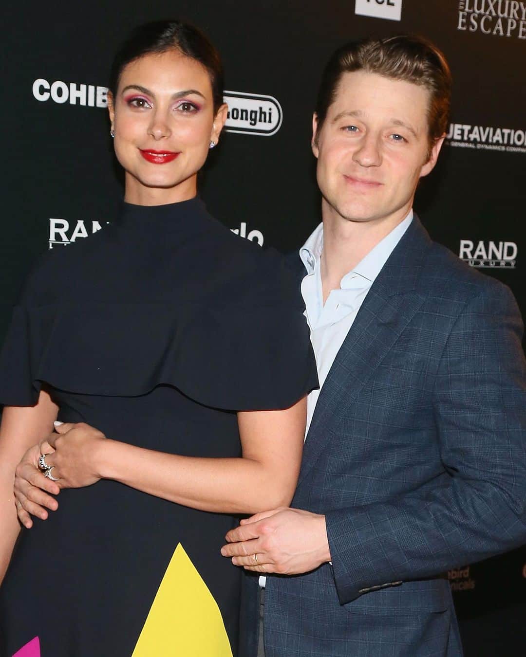 Just Jaredさんのインスタグラム写真 - (Just JaredInstagram)「Morena Baccarin and Ben McKenzie are expecting! Tap this photo at the LINK IN BIO to watch the video of her revealing her baby bump during a new interview. #MorenaBaccarin #BenMcKenzie Photo: Getty」12月12日 8時02分 - justjared