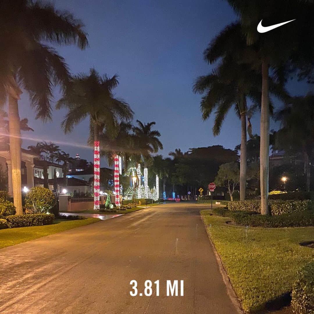 レイ・アレンのインスタグラム：「If the day gets away from you, the night is a welcoming companion! #run #holidays #youeitherdoitoryoudontnoexcuses」