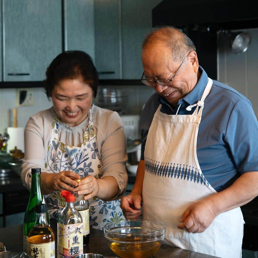 Wakana Babaのインスタグラム：「暮しの手帖別冊「わが家の家事シェア」にて料理家荻野恭子さんと夫の正美さんの"食べる悦びをシェアしよう"撮影。正美さんのおむすびの輝きよ！恭子さんの食養生の考え方にもうなずかされる。  編集担当者の実感から生まれたこの号。それぞれの夫婦の形。コミュニケーション。模索。工夫。力を入れたり抜いたりの加減もそれぞれ。色々な方のエッセイも沁みた。私は特によしもとばななさんのが。さて自分はどんな塩梅で行きたいんだい？と思いめぐらすヒントになる一冊だなあ。  #wakanababaworks」