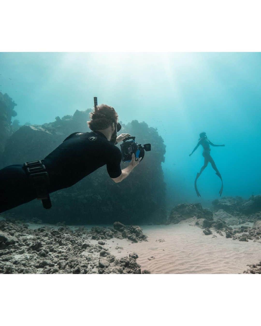 Travis Burkeさんのインスタグラム写真 - (Travis BurkeInstagram)「Exploring the incredible underwater world of Hawaii on a single breath.   I have to do a lot of training for these shoots, especially because I didn’t grow up comfortable in water. Being down there with my camera, holding my breath, swimming around trying to find the perfect composition and exposure, while also watching out for sea urchins, and knowing my limits on when I’ll have to start going back to the surface for air is a lot to focus on.  It’s a challenging but super rewarding process. I have a huge respect for people who have mastered this, like @aliciaunderwater, pictured here.  The next slide is a behind the scenes shot of me photographing Alicia captured by her husband @_jimward_.   The third slide was a few seconds later when I turned the camera around to show a behind the scenes of the behind the scenes 😂.  Good times during a @matadornetwork shoot for GMC.  #freediving #hawaii #bts」12月12日 8時12分 - travisburkephotography