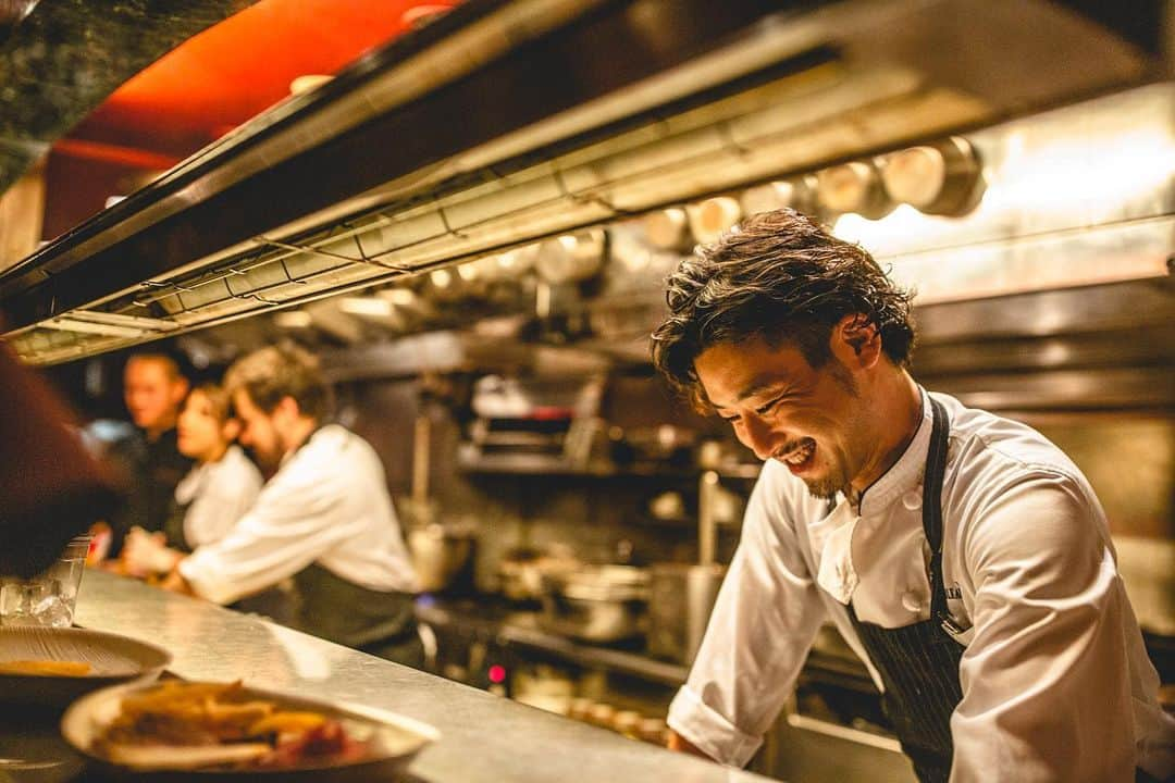 タブローズさんのインスタグラム写真 - (タブローズInstagram)「シェフの井上さん✨  #代官山タブローズ #tableaux #restaurant  #chef #openkitchen #smile😊 #picture  #お客様に感謝 #いつもありがとうございます」12月12日 8時22分 - tableaux_gd