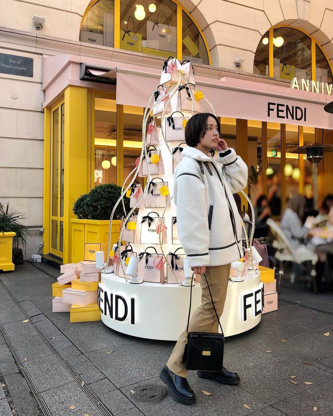 のインスタグラム：「: #outfit . . FENDI Cafe ☕💭💕 @fendi × @anniversaire_omotesando   お外のツリーでも ちゃっかり🎄🎄🎄  このブルゾン @lefua.closet #ネックベルトショートボアブルゾン  裏地ついてて 軽くて めっちゃあったかくて 首まで守られてて これからのシーズン大活躍のやーつ🤩 なのに…… 今SALE中🤣 どゆことーーー🤣🤣🤣  他にも え、今これSALEにしていいの😳？ みたいなのとか え、百均？！ みたいなのとか たくさんあるよ(´﹃｀)💖 ⚠️閉店SALEではありませんwww 1度チェックしてみて✌️✨  boots #レフアチェルシーブーツ  (ご予約できます🤩) . . .  #lefuacloset #レフアクローゼット #ママコーデ #ママモデル #今日のコーデ #大人カジュアル #大人可愛い #ショートヘア #ショートカット #ショート女子 #レフジョ #ボアブルゾン #ボアジャケット #ボアコート #ネックベルトボアブルゾン #ボアコーデ #アウターコーデ #フライトジャケット   #fendicafe #フェンディカフェ #fendicafebyanniversaire #ユニクロニット部 #uniqloginza2020FW #uniqloginza #ユニクロ #locari #レフリマス」