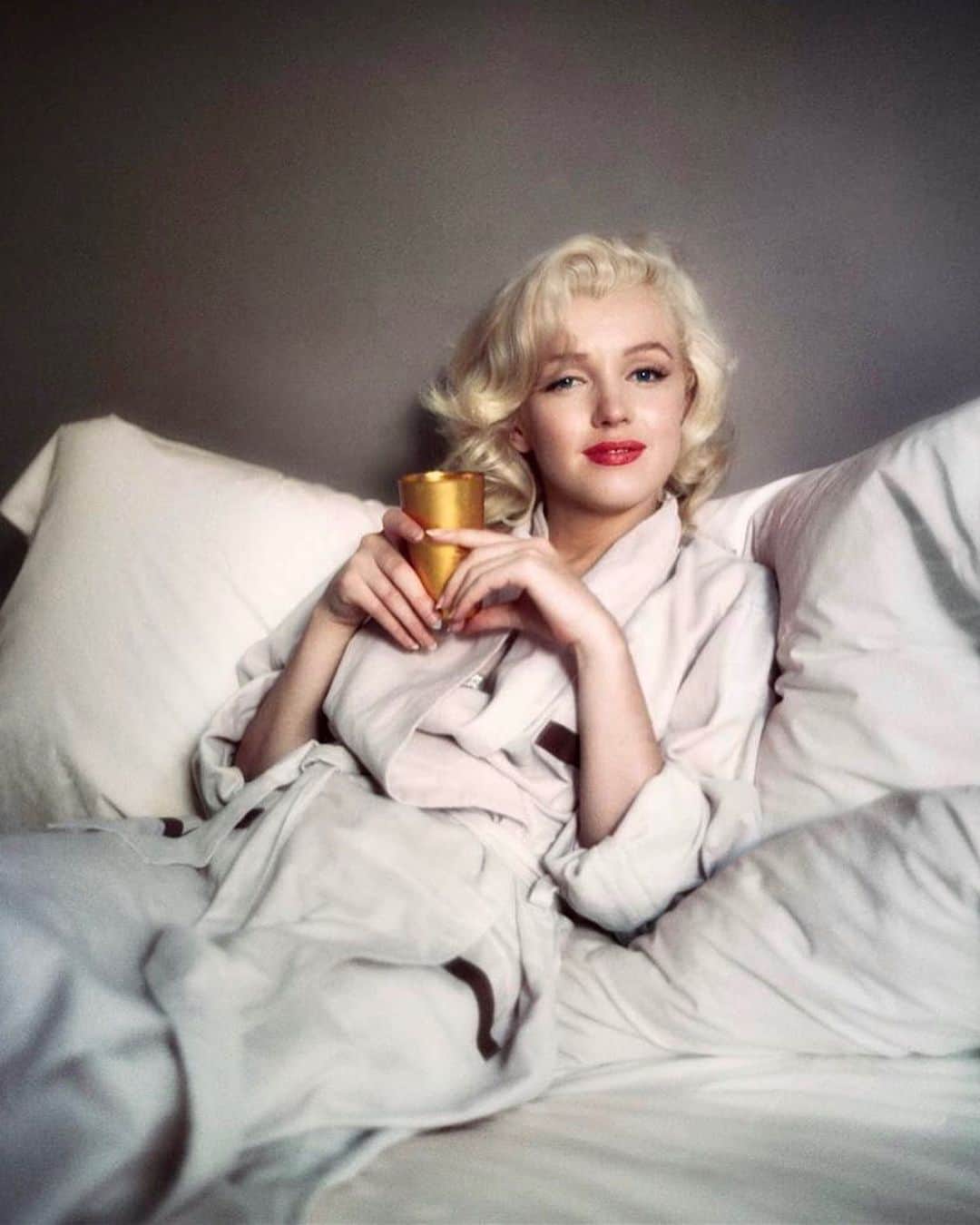 マリリン・モンローさんのインスタグラム写真 - (マリリン・モンローInstagram)「Marilyn photographed by Milton Greene in 1953.🤍 Love these pics, she looks like an angel #marilynmonroe」12月12日 8時19分 - welovemarilyn