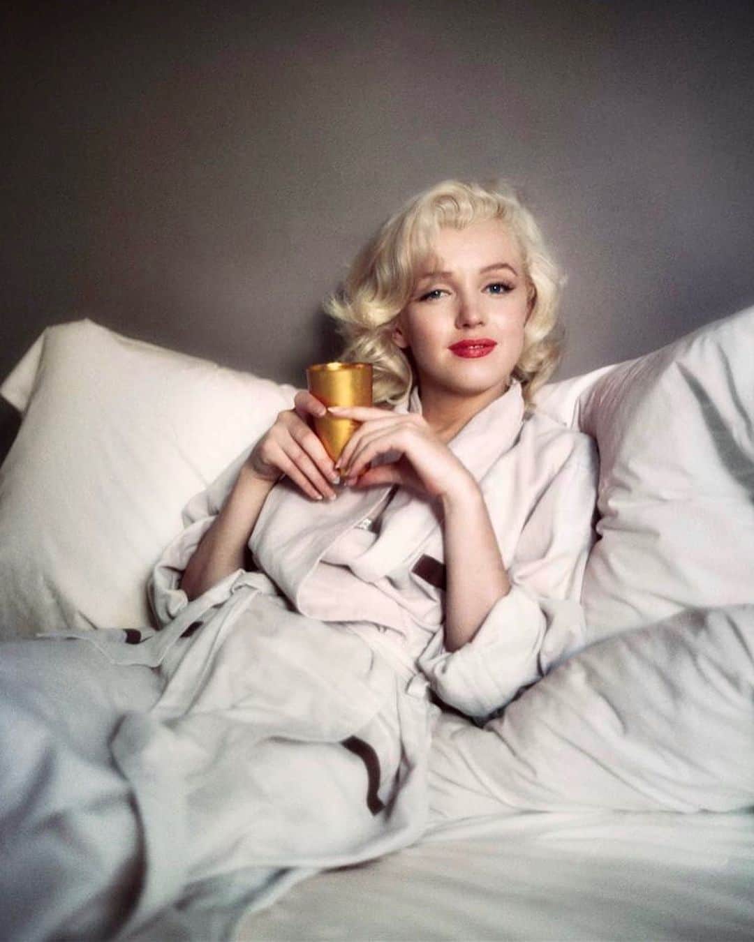 のインスタグラム：「Marilyn photographed by Milton Greene in 1953.🤍 Love these pics, she looks like an angel #marilynmonroe」