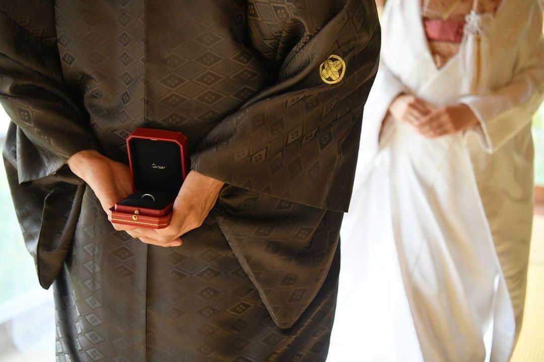 伊藤沙織のインスタグラム：「リングケースも持って行って大正解💍💕プロポーズ風なシーンも撮っていただきました😚🤍  ネイルはまつこ @oooznooo がシンプルだけど華やかにしてくれたよ🥺✨ありがとう🤍 . #和装前撮り」