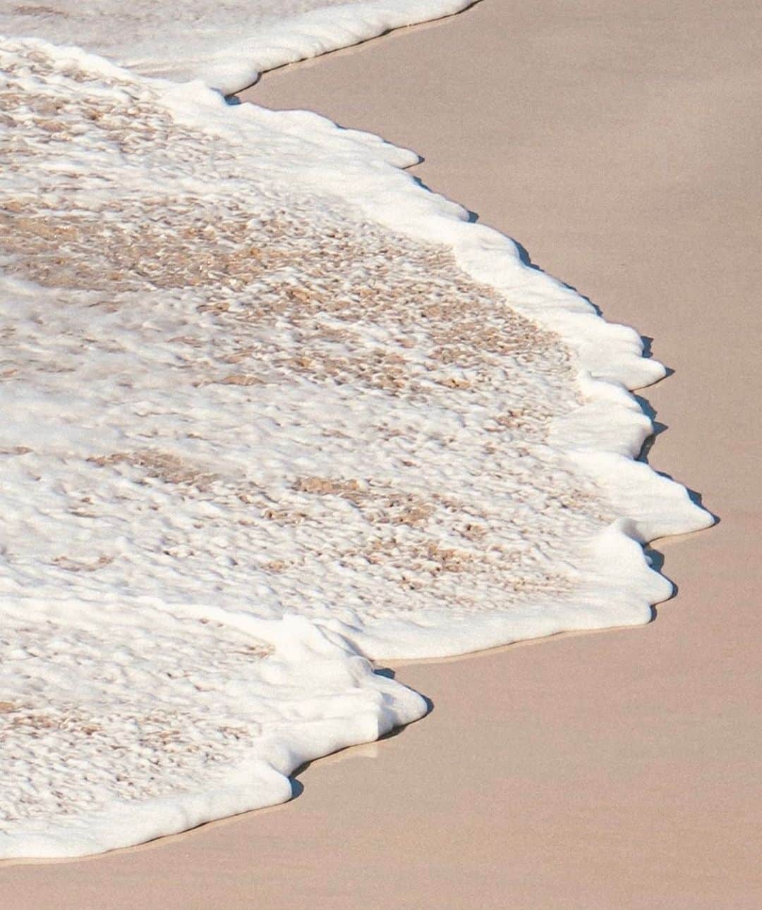 エビアン・クーさんのインスタグラム写真 - (エビアン・クーInstagram)「最近は早起きをして 海行って裸足で砂浜でウォーキングするの。 自然を感じて海・砂の音も聴きながら 深呼吸もしていい日をスタート🌞」12月12日 8時31分 - avian_official