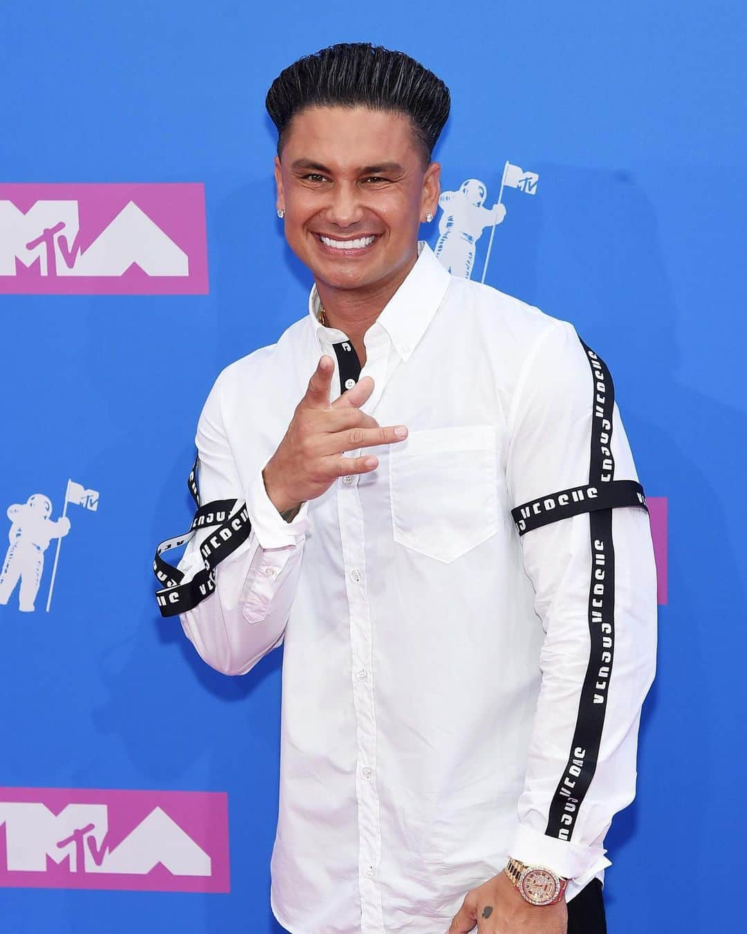 E! Onlineさんのインスタグラム写真 - (E! OnlineInstagram)「🗣️ Aw yeah, transformation, yeah 🗣️ Link in bio to see Pauly D's blonde makeover that has #JerseyShore fans and co-stars doing a double take. (📷: Getty)」12月12日 8時31分 - enews