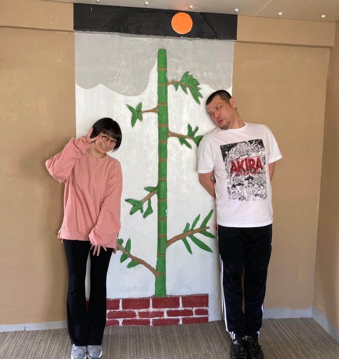 のインスタグラム：「お久しぶりにくっきー！さんとお仕事させていただきました📸 ・ 終始楽しく、笑いっぱなしだったな〜 何の撮影だったかはお楽しみに☆ ・ サイズ感の差がすごいですね！！w ・ #時東ぁみ #野性爆弾 #くっきー ！さん #撮影 #笑いっぱなし #楽しかった #出来上がりが楽しみ  #サイズ感 #大きい #小さい #すごい差 #謎の #壁」