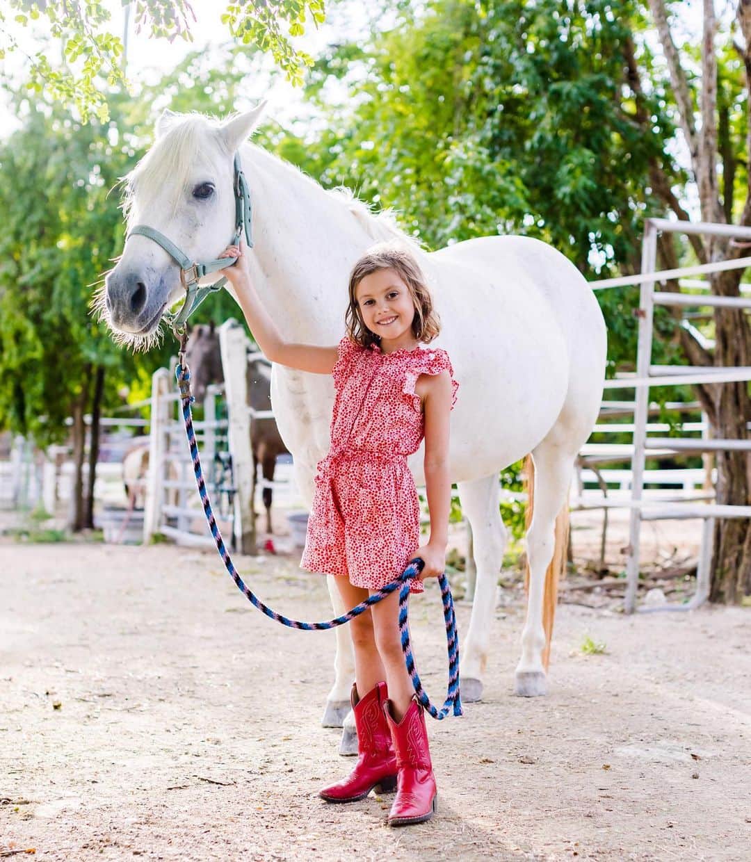 Elizabeth Chambers Hammerのインスタグラム：「Have been meaning to post this (and so much more) forever, but thank you to all of the incredible local talents who made Hopsey’s Birthday so very special. And to Hopsey’s fairy Godmother (and my island wife), @tamimaines and @hollyincayman, who helped me plan every detail.  And of course, grandparents, @hammer5191 @miss_mist19. Everyone else who made it a wonderful island party, listed below. Thank you again ❤️🐴 Location:  @equestriancentercayman  Photographer: @lisareid_photography  Invitations, labels and treat bag tags: @thepoppetstudio  Catering: @laurensrestaurantincayman  Deco: Amazon, acquired by @leroyincayman @celebrations_ltd and hay bales @airentals  Magical Music was Coconut Cowboy, balloons, face painting, bar and serving coordinated by @bighairvicki  Custom piñatas: @itsyourpartycayman  Sign painting: @summeeri  Charity of choice: @baby2baby  If you’re in Cayman (or not, for @thepoppetstudio stationery) and planning a party, call these amazing people. xx」