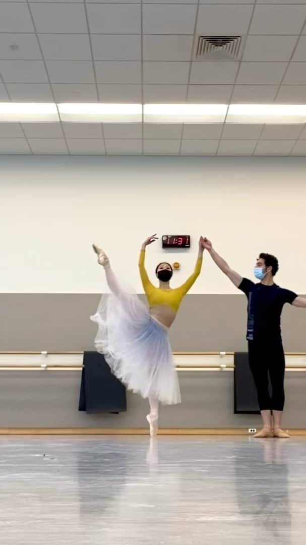 のインスタグラム：「It’s exciting to be back on stage with this pas next week 🩰 @_angelogreco_  今週ロックダウン以来9ヶ月ぶりに本格的にリハーサルが開始しました。来週はレコーディング📽」