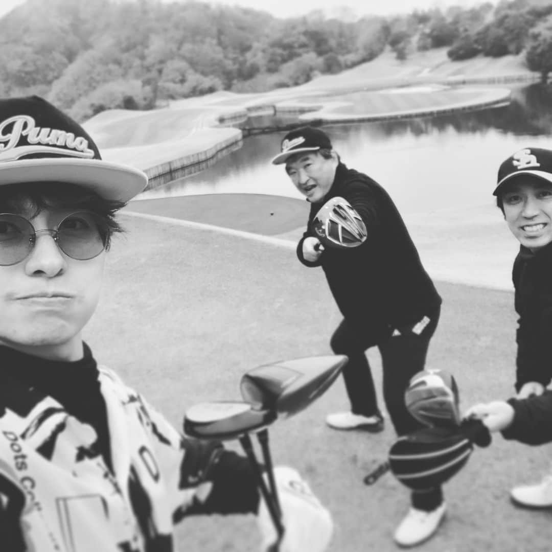 武田航平さんのインスタグラム写真 - (武田航平Instagram)「先日ゴルフ部してきました〜 男子ゴルファーの皆さん、こんなウェアの着こなしどーお？？ ぜひやってみてね！ アンダーアーマーさんのスパイクが打ちやすい😏 いつもありがとうございます！ コーチの @akasaka_tomoaki トモくんはゴルフ雑誌でも大活躍です。 コラボしたいな〜 #小高高校孔球倶楽部  #オークビレッジ #underarmour  #golf #dotscollective  #ゴルフ男子」12月12日 8時34分 - kouhei_takeda.official