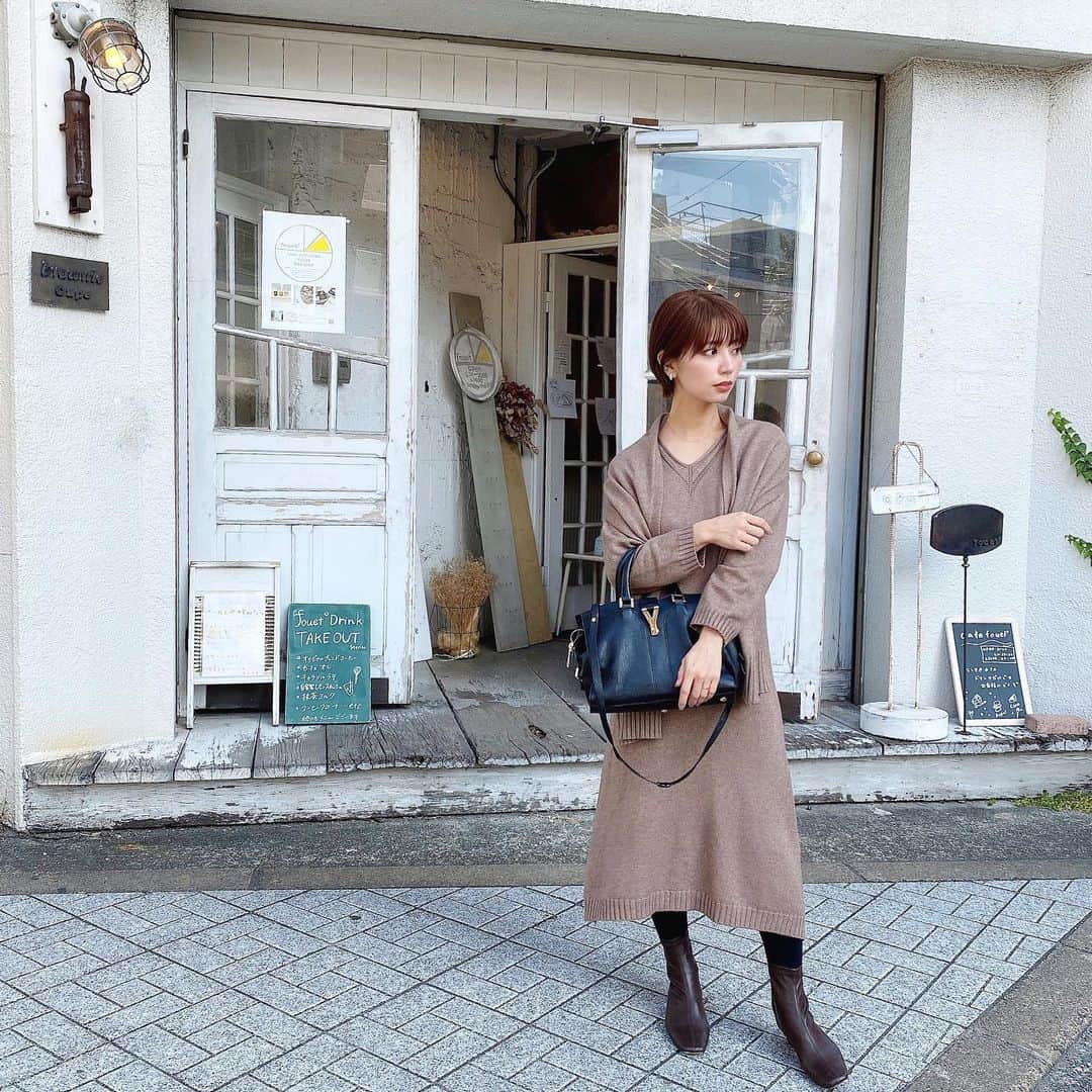 のインスタグラム：「． 昨日の可愛かったcafe🥙 ． @amail_official のニットワンピ♡ ふわ〜☁️な生地感なので着心地◎ お揃いのストール付き🧣 ． #amail #ootd #code #ニットワンピース」