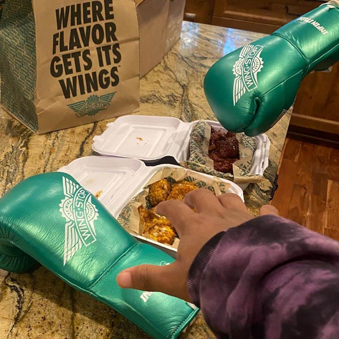ネイト・ロビンソンのインスタグラム：「You don’t gotta fight to get your free wing delivery. And there’s free fries too! Order it up at Wingstop.com using code: FREEFRIES #ad」