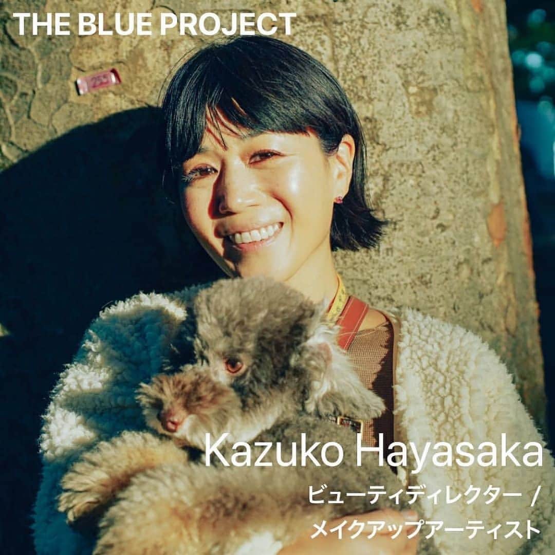 早坂香須子さんのインスタグラム写真 - (早坂香須子Instagram)「来年創業10年を迎える自然電力の特設ページでインタビューを受けました。 @shizen.energy.group のプロフィールからbioリンク《The Blue Project 》へ。  断熱エコハウスへの興味からスタートし、アイスランドやドイツへの旅で学んだこと、近年の世界的な気候変動をきっかけに、1年半前から自宅電力を自然電力に切り替えていますが、知らないことばかり、学びたいことばかりです。  今後も国内外で活躍する方々のインタビューが順次アップされますので、是非ご覧くださいね✨✨✨  #repost @shizen.energy.group   自然電力が「青い地球を未来につなぐ。」という存在意義のもと、創業時から関わりのあるチェンジメーカーたちと探究するシリーズ「The Blue Project」。  記念すべき第一回は、メイクアップアーティスト／ビューティディレクターとして活躍する早坂香須子（@kazukovalentine）さん。  コロナ禍を経て人と自然との関係性も変わるなか、早坂さんは「人」「自然」「美」のつながりをどのように捉えているのでしょうか。  インタビュー記事は、@shizen.energy.group からbioリンク、The Blue Project特設ページまで。  https://shizen-hatch.net/2020/12/11/blueproject_kazukohayasaka_interview/  Text & Photo: Shunta Ishigami（@moteslim） . .#theblueproject #自然電力 #shizenenergy #littlesunenergy #nerolilabotanica」12月12日 8時39分 - kazukovalentine