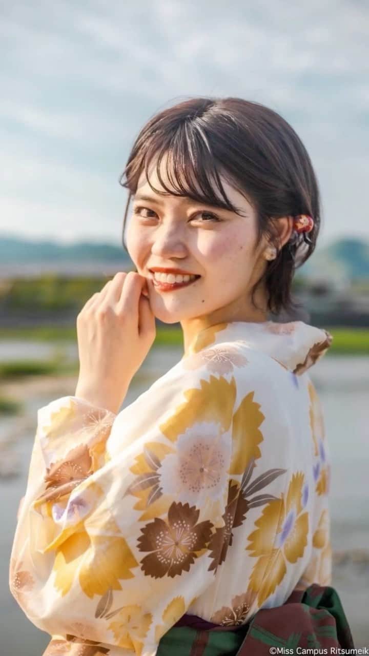 のインスタグラム：「「パチっ」の所で瞬きしてね👁 流行に乗ります\( ˆoˆ )/▶︎▶︎  出しきれていない夏の思い出を👘 __________________________  ミスキャンパス立命館2020 ファイナルイベント⚠️当日票あり⚠️  💎日程:12月20日(日) 💎時間:14:00〜 💎視聴方法:YouTube・17LIVE YouTube▶︎ https://m.youtube.com/channel/UCtZ52o5uKEeVBom7jr3cIZg 17LIVE▶︎ https://17.live/profile/r/13494075  #ミスキャンパス #ミスコン #ミスコンファイナリスト #ミスコン2020 #ミスキャンパス立命館 #立命館大学 #立命館 #京都 #滋賀 #大阪 #京文化 #大学生 #女子大生 #嵐山 #夕日 #夕日が綺麗 #浴衣 #浴衣女子 #浴衣デート #浴衣ヘア #浴衣着付け #浴衣ポートレート #ポートレート #ポートレート撮影 #撮影 #撮影モデル #撮影会 #カメラ好きな人と繋がりたい #カメラのある生活 #カメラ散歩」