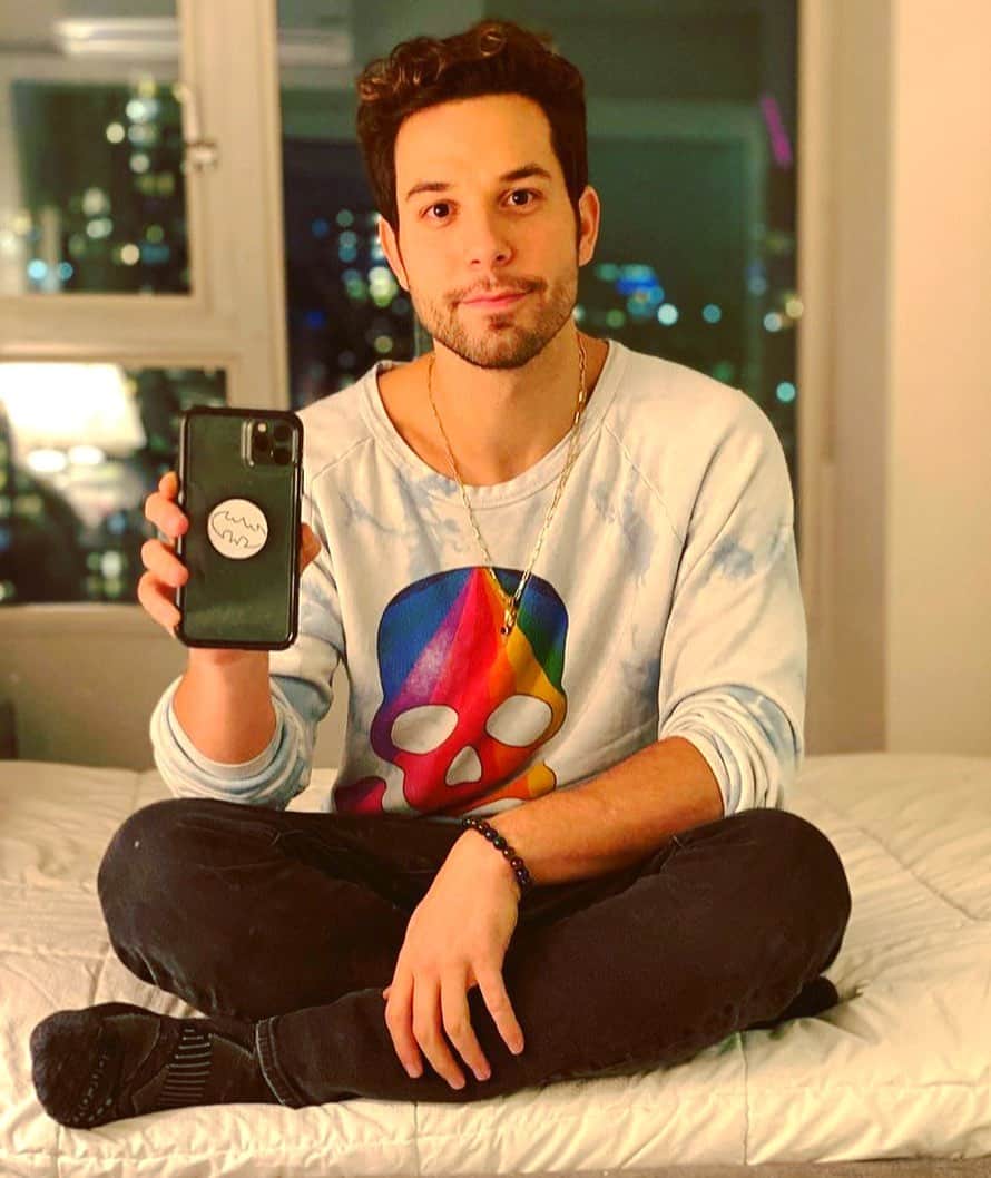 リンジー・クラフトのインスタグラム：「tonight 6pm! ig live. #songswap with this fine man  @skylarastin  he will sing a song and then i will sing a song. or vice versa! we haven’t decided yet! calm-o!!! i love skyler he’s basically my cousin. im pretty positive. @zoeysplaylist  #smalldreams4linz who’s watching? @andrewleeds @jstewiii @janeclevy  @ktalwalk @aliceheyalice  whos comin on next??!!!!」