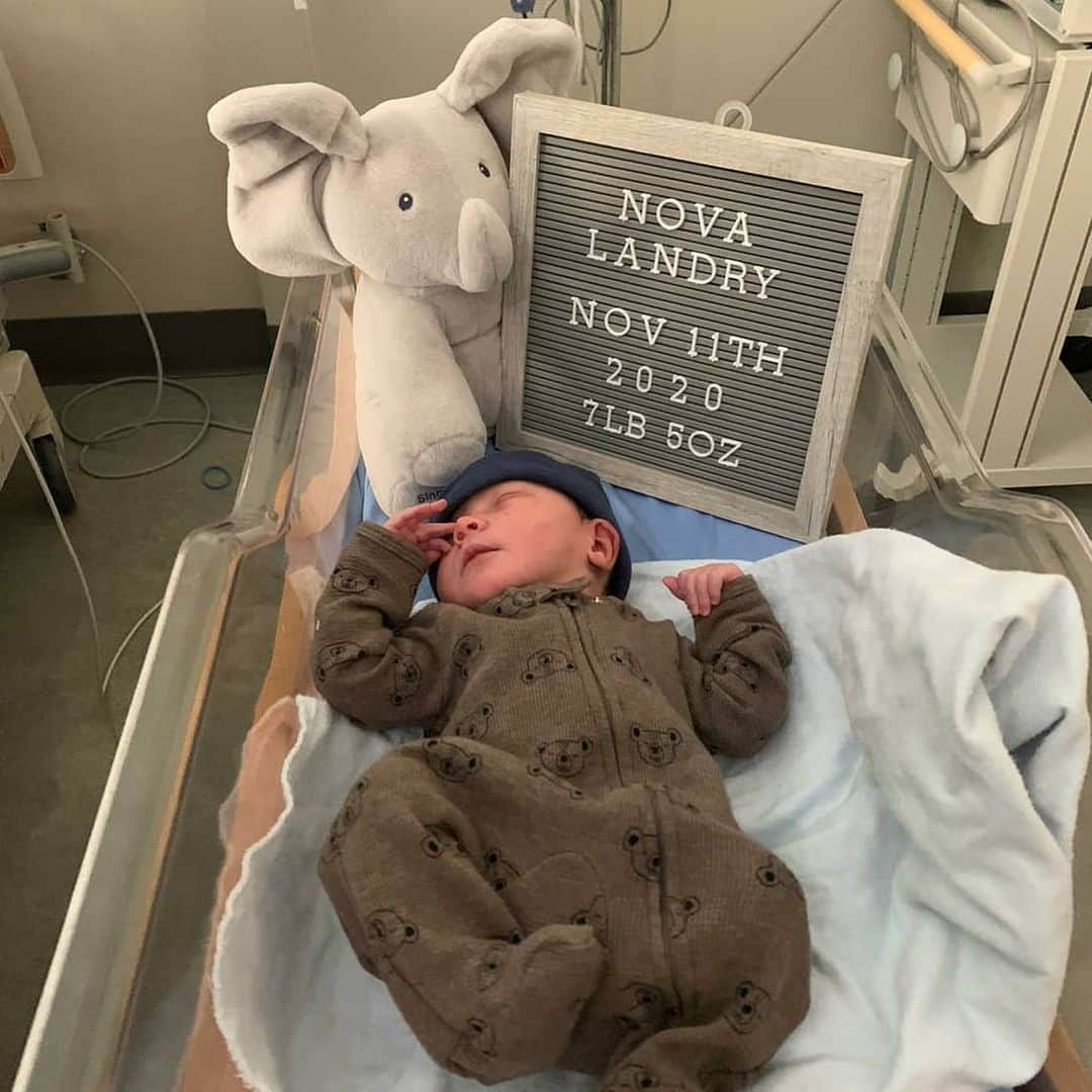 アッシャー・ヒルのインスタグラム：「Happy 1 month to my little man, Nova🖤」