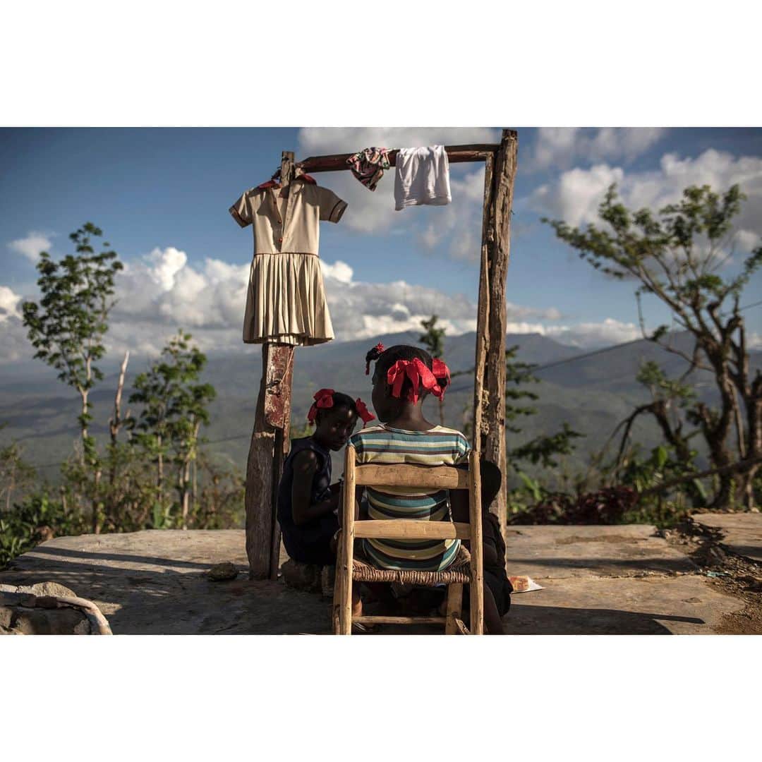 thephotosocietyさんのインスタグラム写真 - (thephotosocietyInstagram)「Child marriage--one of the worst abuses imaginable against children--has spiked exponentially due to COVID-19, in a parallel pandemic no less devastating. @tooyoungtowed, founded by Pulitzer-Prize winning @natgeo photog @stephsinclairpix, is running an exclusive print sale through Dec. 14 featuring six world-class female photographers. You can help #EndChildMarriage by purchasing a print this week, which will arrive in time for the holidays. Proceeds from each stunning 10x15 print will help protect young girls from child marriage and further elevate survivor voices. Order your print today and join @tooyoungtowed for a Virtual Holiday Fest to End Child Marriage this Saturday, December 12, at 2-3 PM EDT on their profile.   Photos @andreabruce @samreinders @mishkusk @renaeffendiphoto @stephsinclairpix」12月12日 8時45分 - thephotosociety