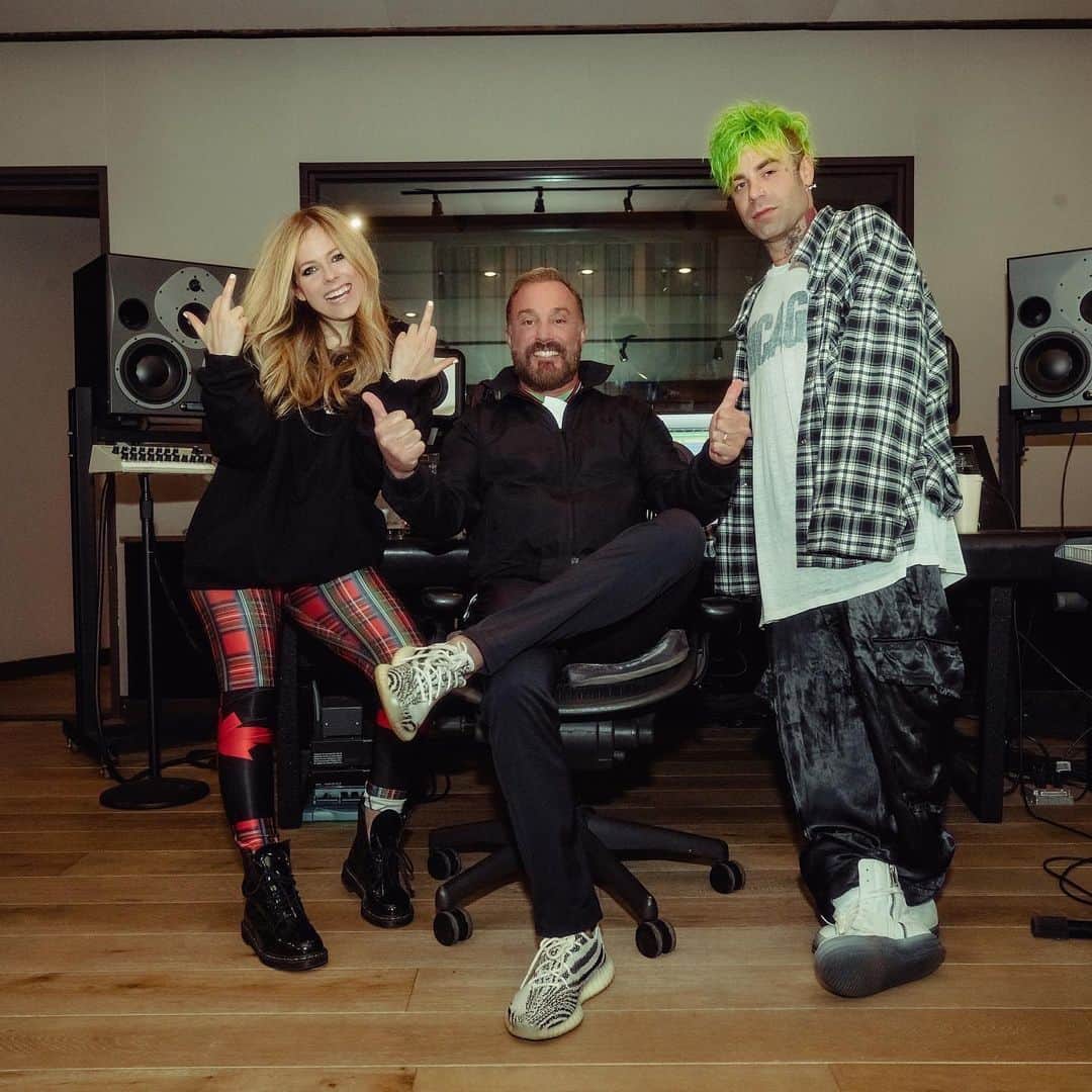 ジョン・フェルドマンのインスタグラム：「JAM FAM 🤘🔥🎸🎤 I’ve had the BEST time with these 2 incredibly talented and awesome humans!! Can’t wait for you to hear what we’ve been cooking up! ☕️ love you @modsun @avrillavigne」