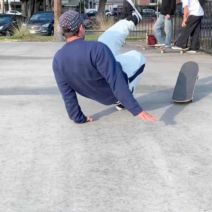 カルロス・リベイロのインスタグラム：「🍒📲 @taylormcclung 🎙 @danreedermusic  Stay down, man」