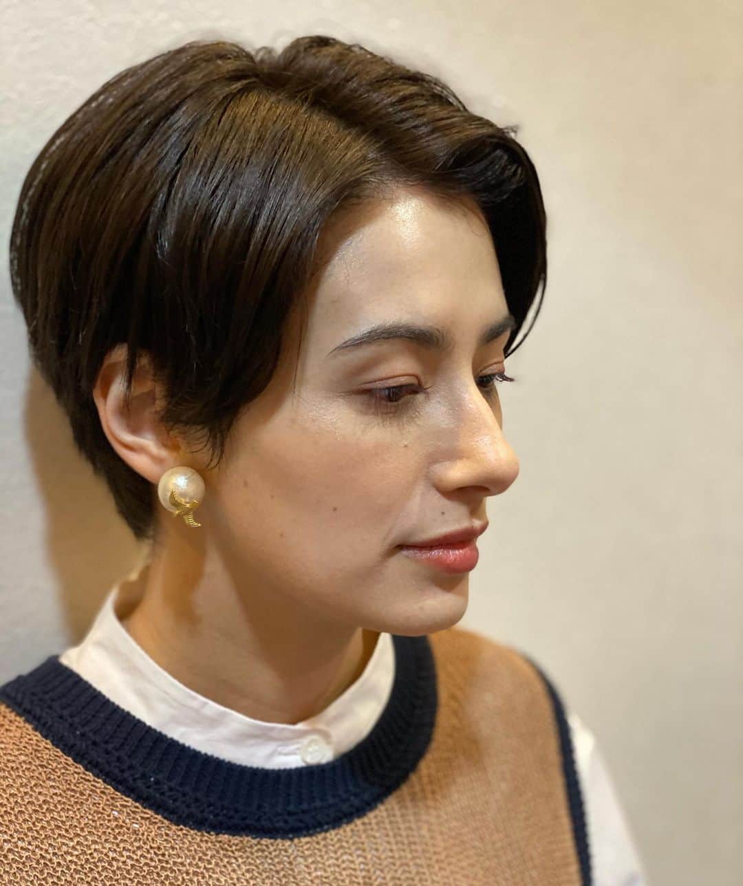 のインスタグラム：「ホラン千秋さん  #ホットペッパービューティーの美容師選択画面  #新人教師を正論で追い詰める学級委員長  #空港で全然自分の荷物が出てこない旅ガール  #闇にとりこまれる前の主人公のライバル  #騒がしい観光客を見下ろすルーブル美術館の彫刻  #お会計時にさりげなく男の財布のブランドをチェックする女  #ホランは毎日楽しいの？と寺田心くんに言われた瞬間  #報道でもバラエティでも輝ける非の打ち所がない優等生  インスタに載せてほしいと自ら志願してきた珍しい人。こちらこそありがとう！」