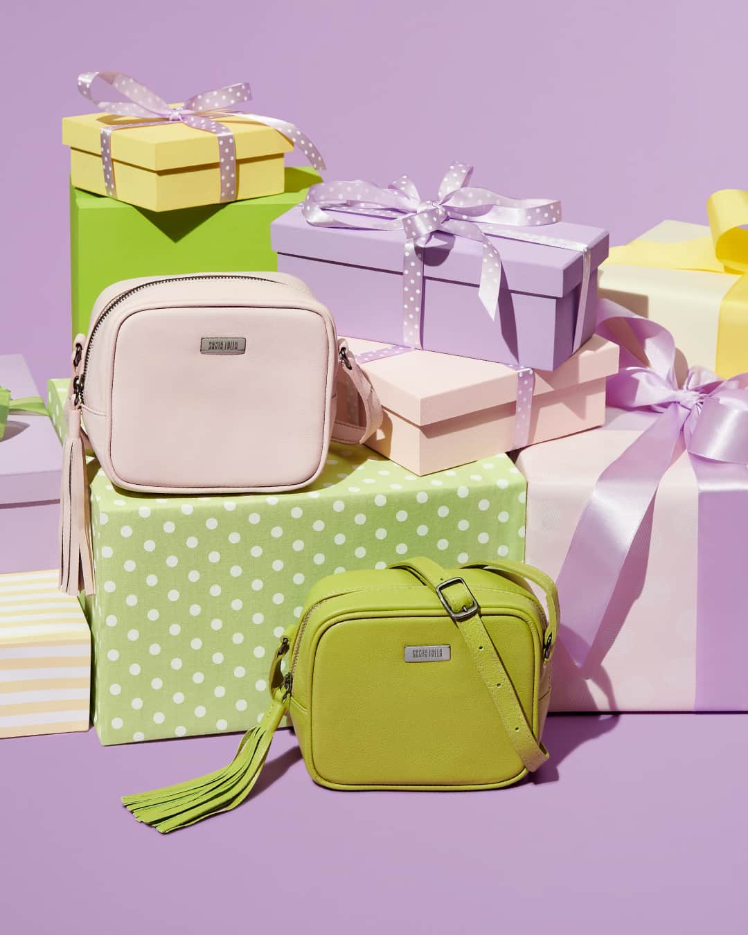 Santa Lollaのインスタグラム：「Para quem tem aquele estilo casual e prático, nada melhor que a bolsa estilo camera bag. Ela é bem versátil, tem alça tiracolo e zíper que mantém todos os seus itens essenciais seguros e salvos. [ R$259,90 cada ] #santalollaverao21 #giftguideSL #camerabag #SLhandbags」