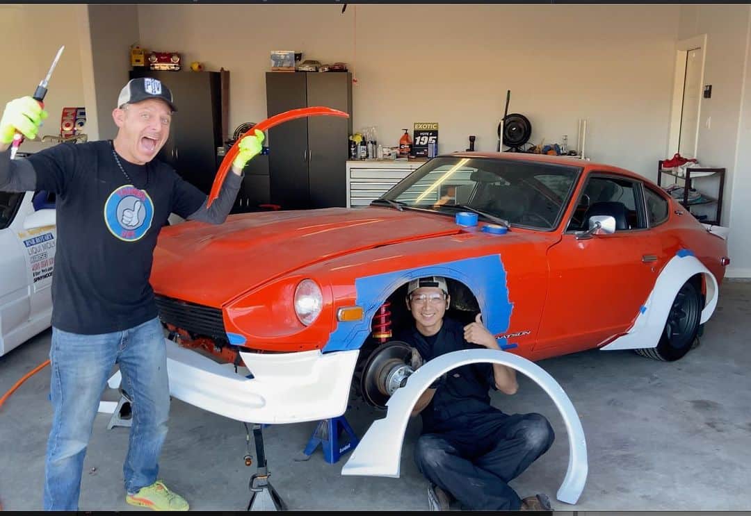 スティーブのインスタグラム：「Front fenders cut and rears ready to go next! Watch today’s video to see how much fun Hiro @interactiveautomotive and I had getting my 240z ready for its new #bosozoku @banzairacing  look!! お待たせしました！引越しから始まった日常のドタバタがやっと少し落ち着いてきたのでフェアレディ240Zのプロジェクト再開です！本格的なフェンダーカットは初めてだったので、後ろにプロの方がいてくれれば心強いねと 本日の動画をチェック！！」