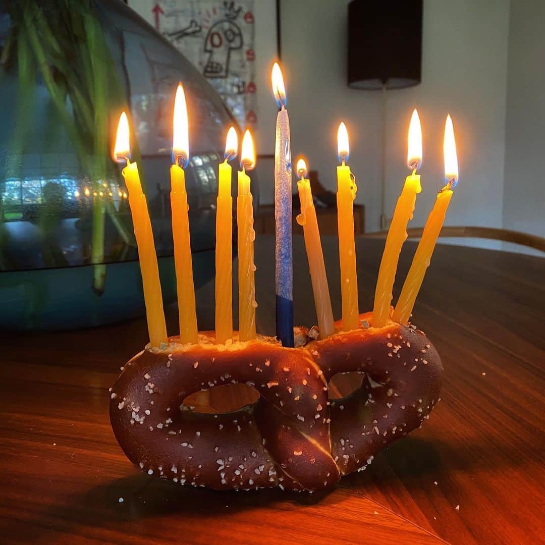 アダム・シャピロさんのインスタグラム写真 - (アダム・シャピロInstagram)「I know it’s only night two but the pretzel would have fallen over. #happyhanukkah」12月12日 9時05分 - shappyshaps