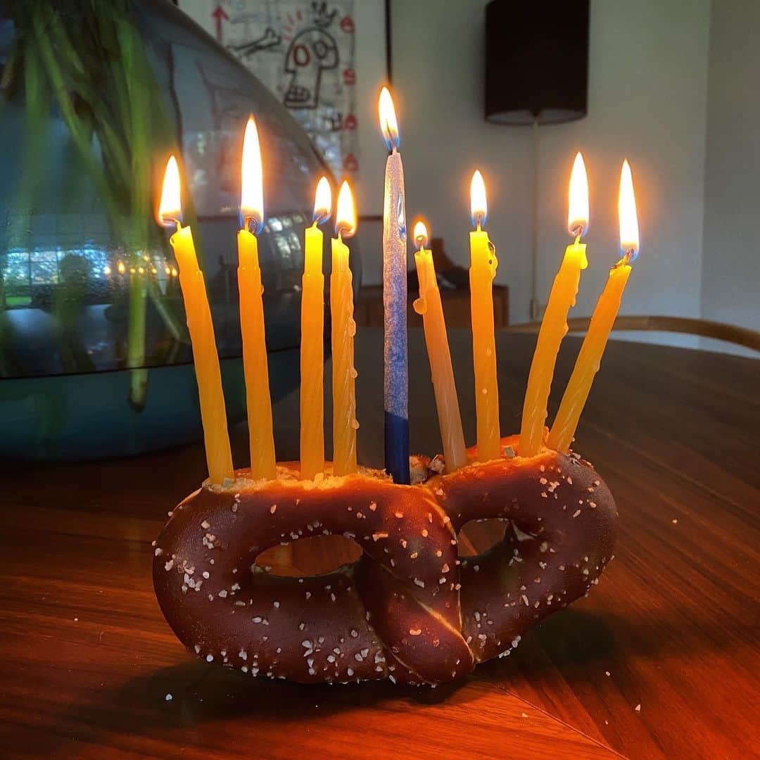 アダム・シャピロのインスタグラム：「I know it’s only night two but the pretzel would have fallen over. #happyhanukkah」