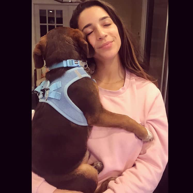 アリー・レイズマンのインスタグラム：「So thankful for Mylo & I love his snuggles so much 💙」