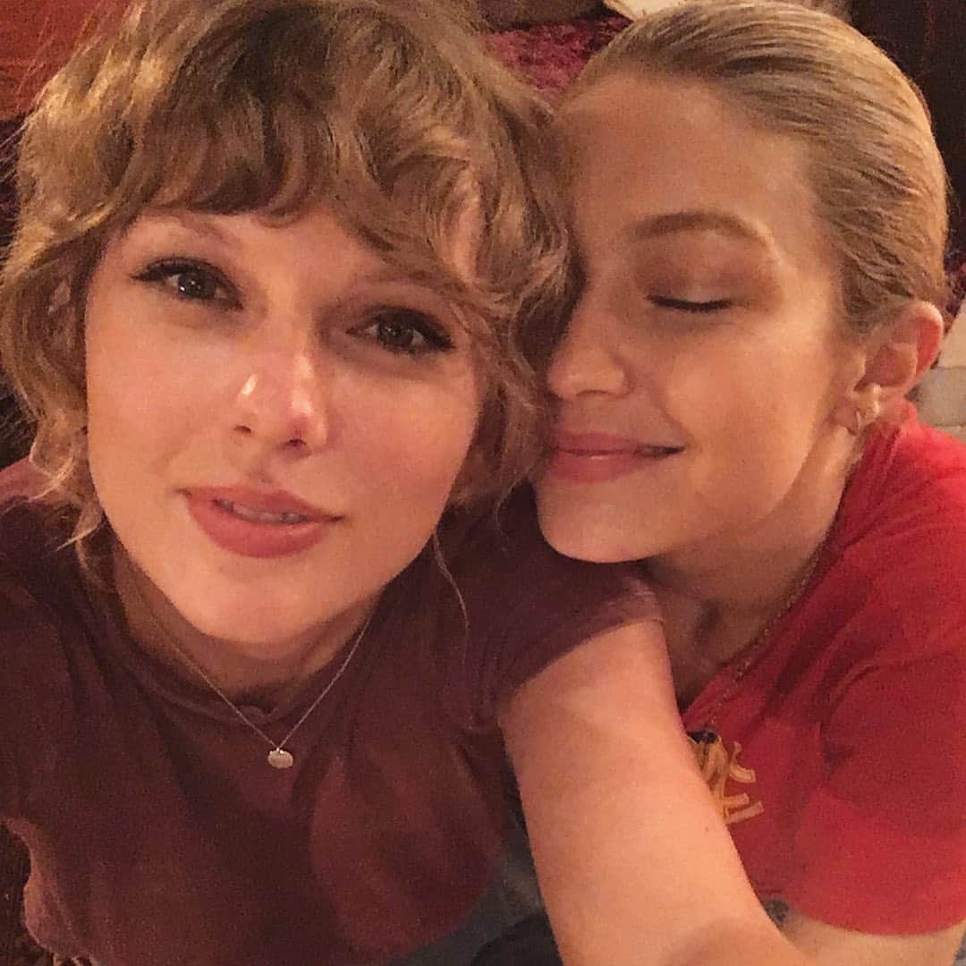 E! Onlineさんのインスタグラム写真 - (E! OnlineInstagram)「There are (ever)more theories surrounding Taylor Swift’s new album including the possible name of Gigi Hadid’s daughter? 👀  It's never too late to come back to the link in our bio. (📷: Instagram)」12月12日 9時16分 - enews