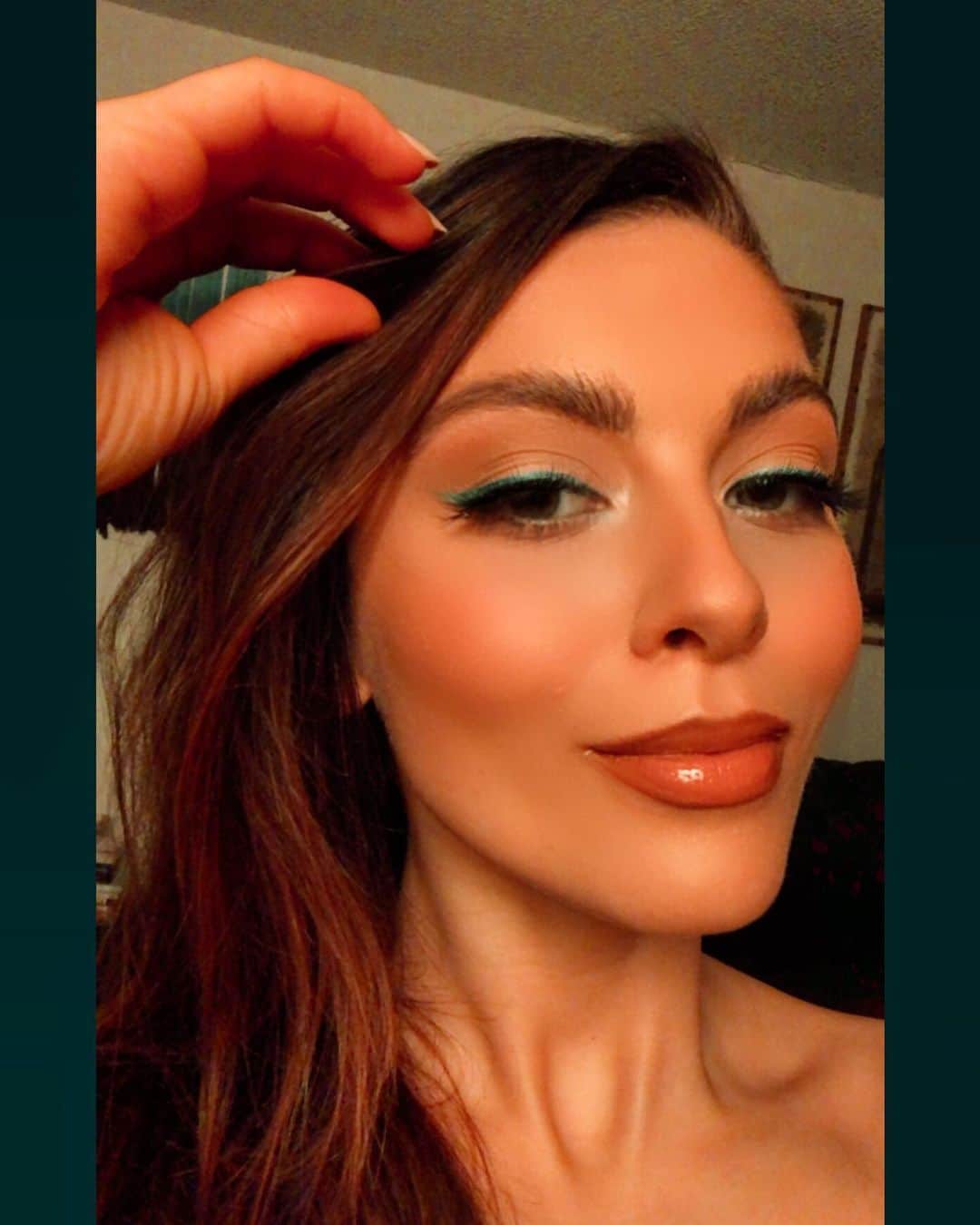 ケイトリン・ホワイエクのインスタグラム：「Felt in the Christmas spirit today 🎄🎁 Love the fact this look is just as eye-catching while we *wear our masks* (cough cough, hint hint). Inspired by the gorgeous @roxettearisa 🌟 Hope everyone’s weekend is filled with holiday cheer! . 🎄EYES🎄 @toofaced Chocolate Gold palette. @hudabeauty Mint Obsessions palette. @benefitcosmetics Precisely My Brow + 24hr Brow Setter. @lillylashes Goddess lashes. . 🎄FACE🎄 @milkmakeup Hydro Grip primer. @kohgendo Aqua Foundation. @rarebeauty Concealer. @ctilburymakeup Flawless Finish Setting Powder. @narsissist Laguna Bronzer. @beccacosmetics Champagne Pop highlighter. @hourglasscosmetics Sublime Flush blush. #rarebeauty 4-in-1 Setting Spray. . 🎄LIPS🎄 @maccosmetics Stripdown Liner. @artistcouture Climax gloss. . . #holidaymakeup #makeup #maccosmetics #beccacosmetics #artistcouture #glow #hourglasscosmetics #hudabeauty #toofaced #benefitcosmetics #lillylashes #nars #kohgendo #rarebeauty #milkmakeup #charlottetilbury #beauty #greeneyes #greeneyeliner #eyeliner #greenwing #wings」