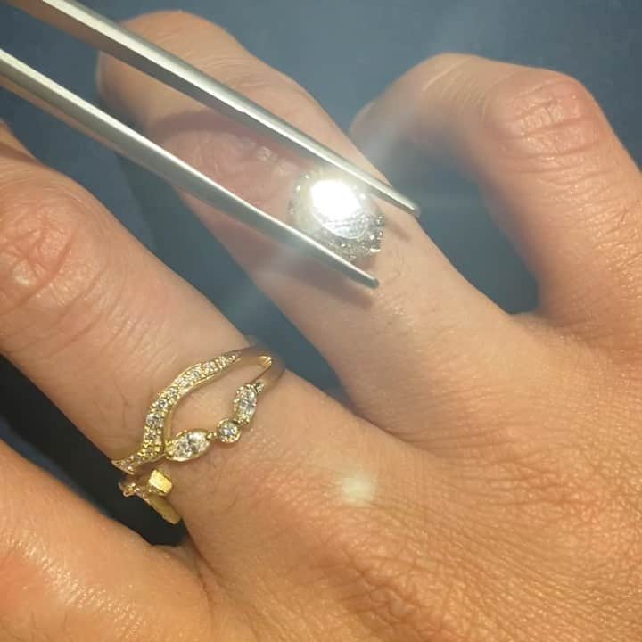 稲木ジョージのインスタグラム：「2.5 carat light brown Diamond available for custom order @milamorejewelry 💎大粒ダイヤが入荷しました🙈 リングにしたら、ずっと見てられますね🥴天然宝石は、地球からの贈り物なので、パワーがないわけがないよね🤩 @milamore_japan でカスタムが可能です🤓」