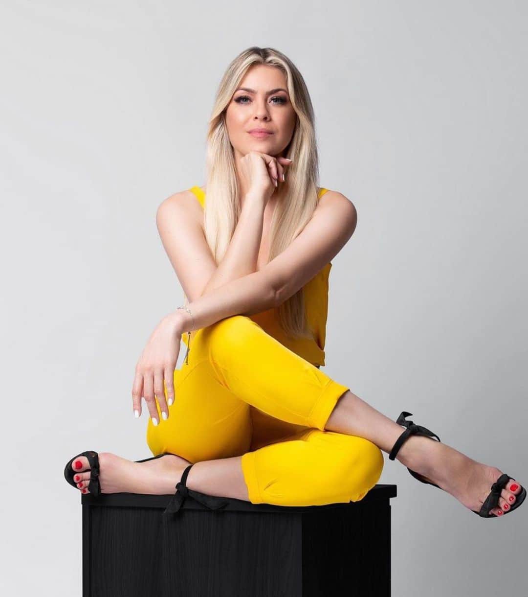 レナータ・ファンのインスタグラム：「Lembrando os tempos de Miss Brasil!  Em meio a fotos para @comercialivaipora  E agora os devidos créditos  Foto @kadunakaguishi  Stylist @yuriaraujoass.demoda  Maquiagem @malbajs  Cabelo @josigss  Marketing @fergilsouza  💛」