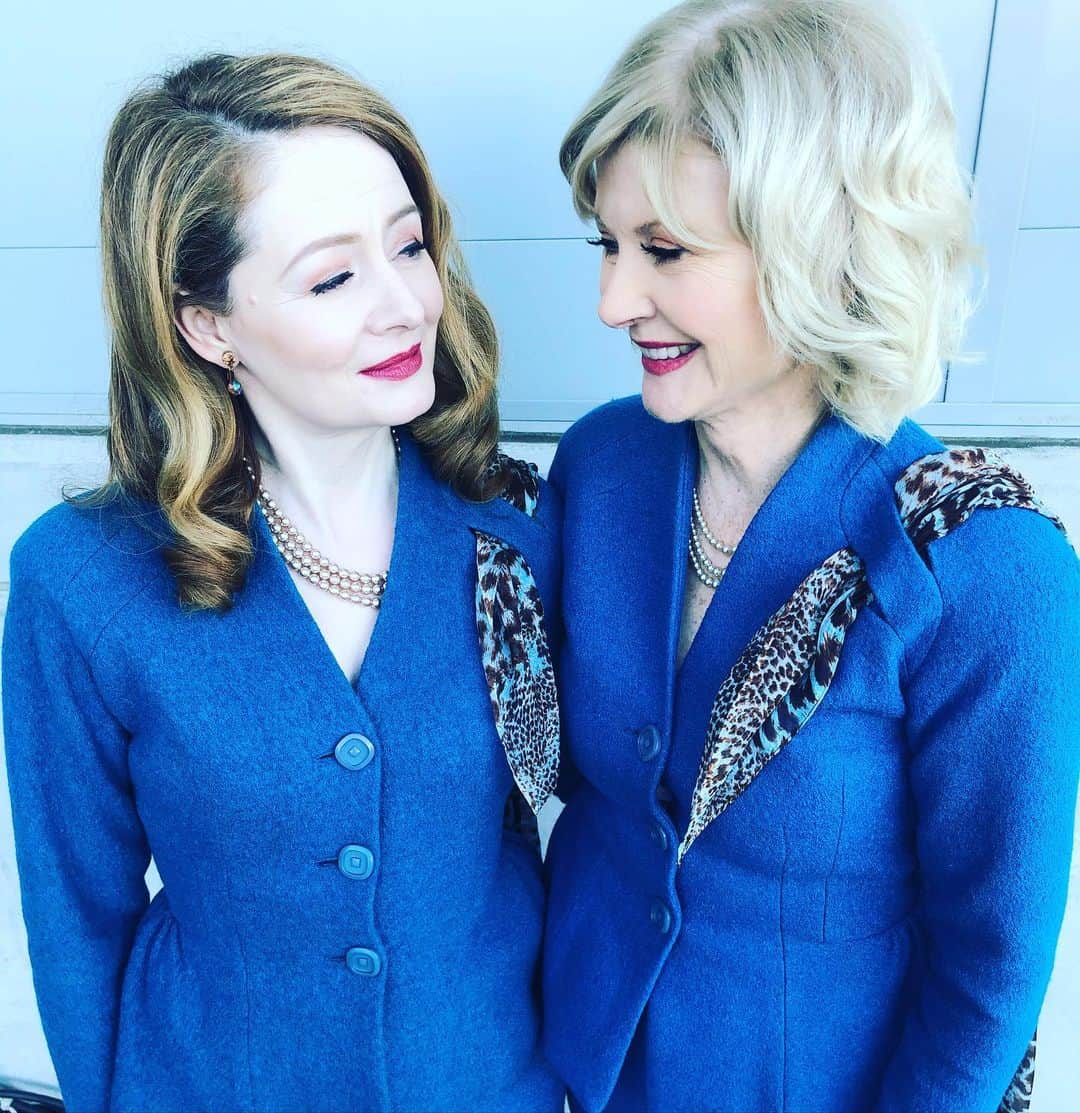 ミランダ・オットーさんのインスタグラム写真 - (ミランダ・オットーInstagram)「Zelda behold Zelda. Thank you @bethabroderick and @carolinerhea4real for making CAOS season 4 superlative. When @reallucydavis and I first heard the rumblings of an idea to bring the OG Aunties up to Vancouver for some ChillingAdventures we were so excited. When it actually happened we were blown away. 🌎🌍 😱😱#mindblown #secretsout #fourauntiesarebetterthantwo #greendalesgoneextra」12月12日 9時41分 - miranda.otto