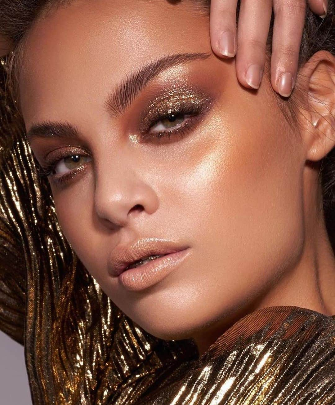 wakeupandmakeupさんのインスタグラム写真 - (wakeupandmakeupInstagram)「Mesmerizing 🤩 @danessa_myricks @rob_dilore  the sparkly eyeshadow is Colorfix “nebula” 🥰🥰」12月12日 9時33分 - wakeupandmakeup