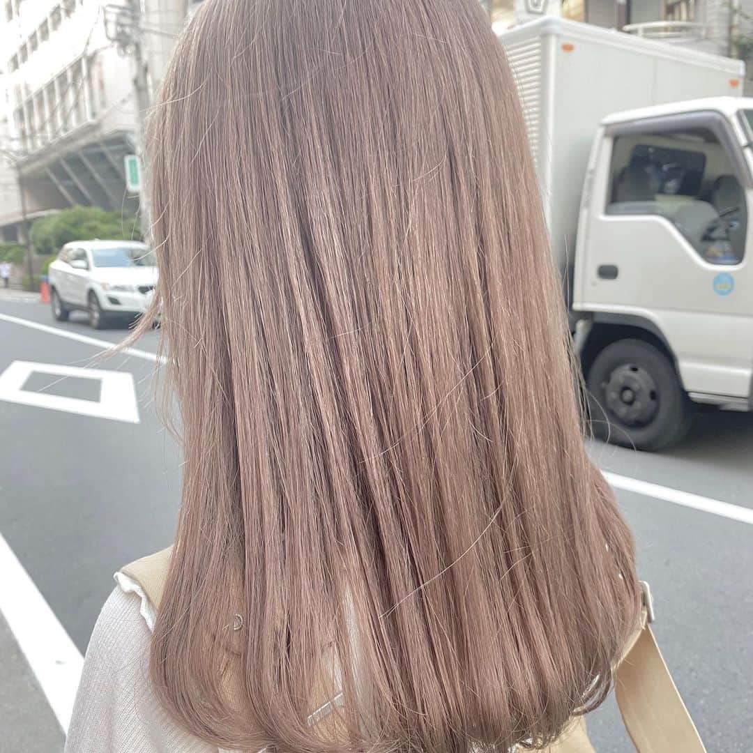Beleza_official_instagramのインスタグラム：「ハイミルクティーベージュ👼 . ブリーチ2回です！ .  ブリーチは誰に任せるかで仕上がりが全く違います。 .  絶対に失敗したくない方は是非指名予約をおすすめします！！ . 僕だけのオリジナルレシピとマル秘テクニックで艶々サラサラハイトーンにします！！」