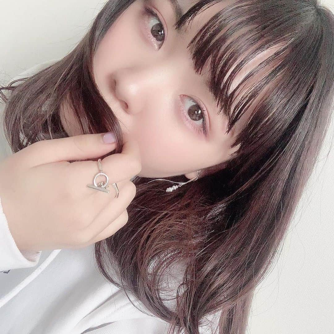 Ryokoのインスタグラム：「本日23歳になりました🥂我、爆誕  22歳は本当に、本当にずっとトンネルにいたような感覚だったな 人生の決断やターニングポイント、価値観が変わったのも22歳で、改めて音楽と向き合わざるを得なかったのも世の中の流れもあるけど、今でよかったなと思う。  ちゃんと自分の道を歩けたような、気がするよ去年の私〜 23歳はもっと成長したいな人として そんでいい曲書くからね〜これからもよろしくね〜  ってなわけで誕生日です、わーい🥂 年に一度なんで沢山祝ってちょーだい  あ、気分で切って黒にしました似合ってる？ #Ryoko生誕祭 #りょこ誕 #ЯeaL #りょこたんになっちまえよ #りょこたん」