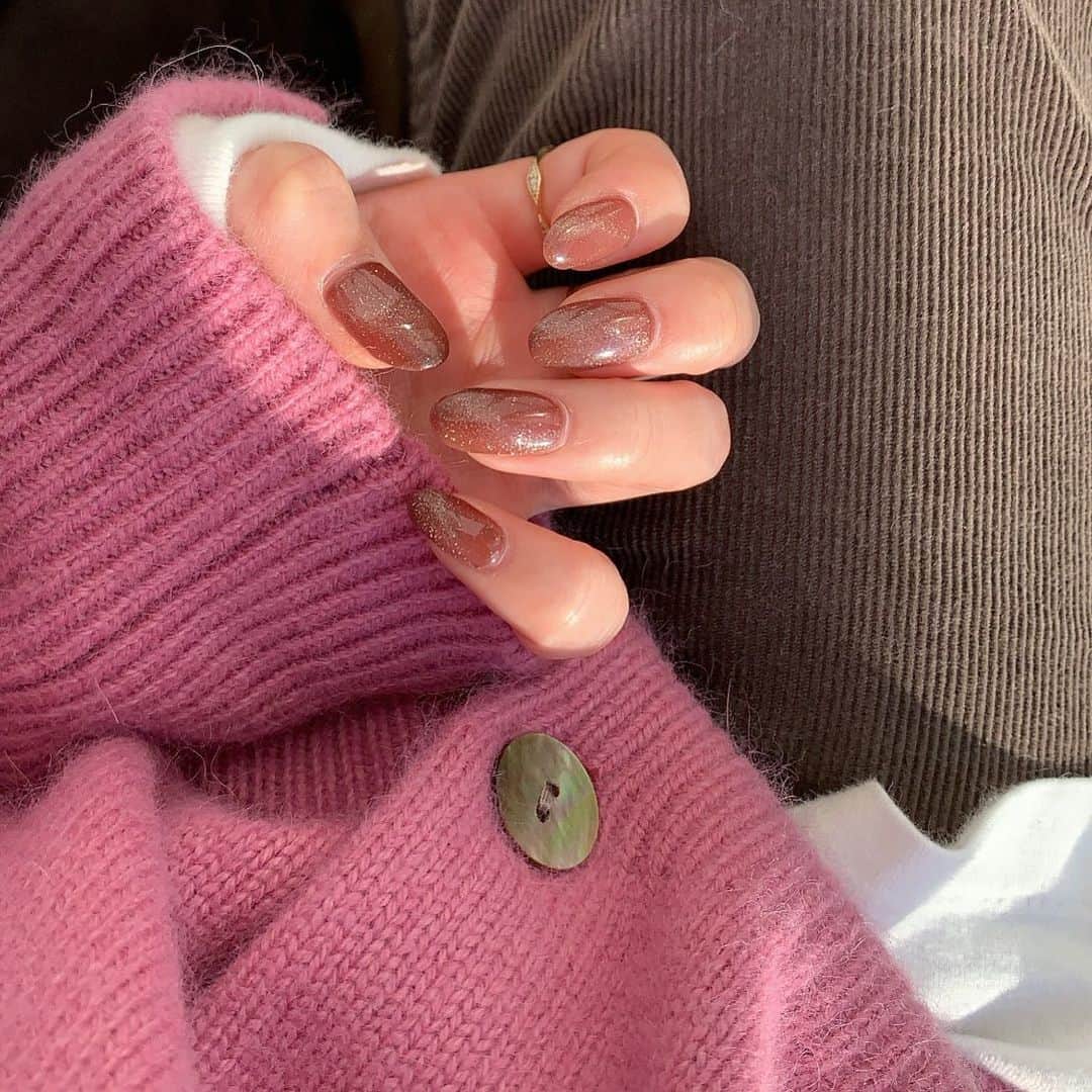ukapiのインスタグラム：「⠀ ⠀ #マグネットネイル　 一回やると可愛すぎてリピ！♡ ⠀ ⠀ #来月もきっと同じ #秋ネイル」