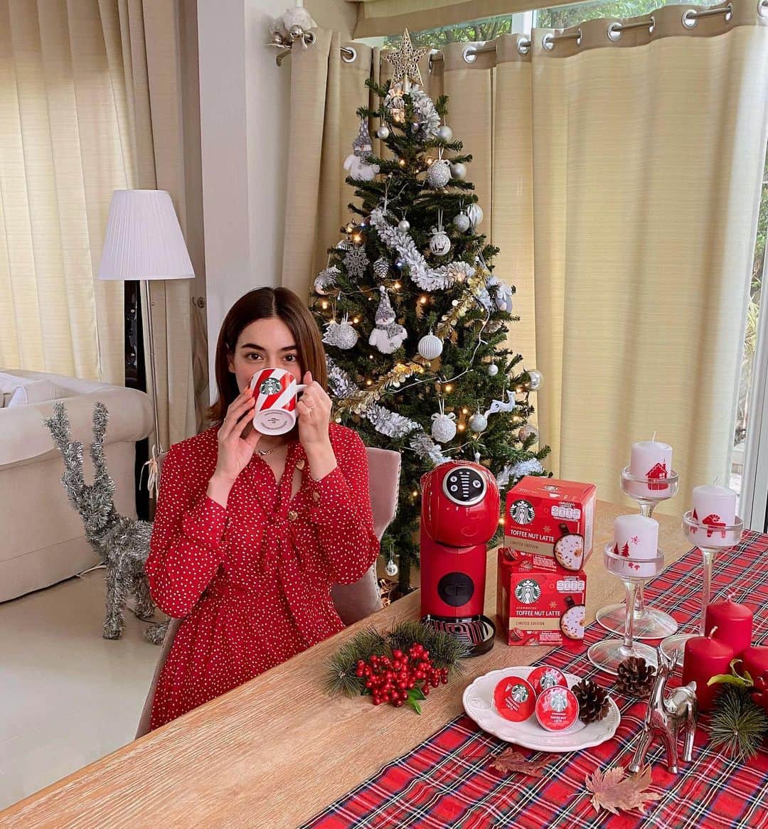 キンバリー・アン・ウォーテマス・ティアムシリのインスタグラム：「Enjoy Starbucks Toffee Nut Latte at home!!☕️🎄 ฉลองความสุขช่วงเทศกาลในแบบคิม ด้วยแคปซูลกาแฟสด Starbucks Toffee Nut Latte ที่มีรสชาติเหมือนไปทานที่ร้านเลยค่ะ กลมกล่อมลงตัวมากๆ แถมยังเหมาะกับการเป็นของขวัญในช่วงเทศกาลด้วยนะ คิมเลิฟมากรสชาตินี้ ห๊อมหอมมม🎄❤️ รีบไปซื้อกันนะคะ ที่ห้างสรรพสินค้าโซนเครื่องใช้ไฟฟ้า หรือ ☕ Shop Now: shop.dolce-gusto.co.th #starbuckstoffeenutlatte #NewHolidaysfavorite #StarbucksAtHome #nescafedolcegusto」