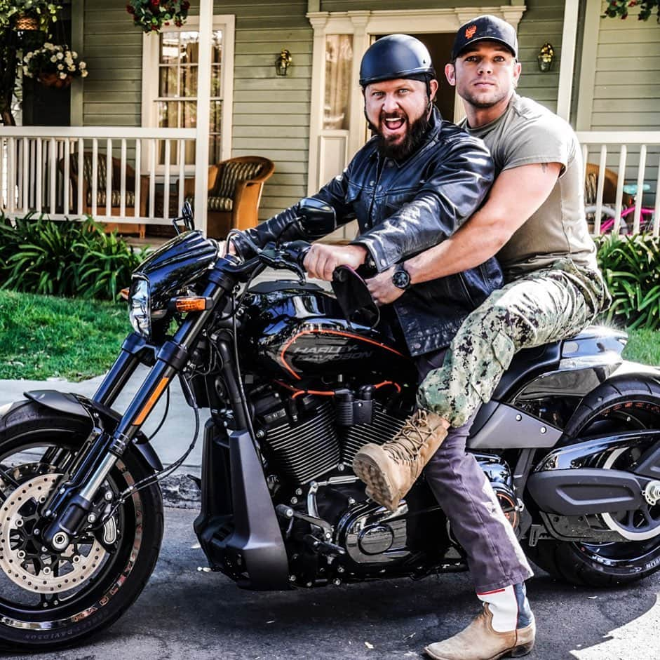 マックス・シエリオットさんのインスタグラム写真 - (マックス・シエリオットInstagram)「Just a couple dudes cruisin towards the weekend 🤣💪 #fridayvibes #weekend #harleydavidson #rideordie #sealteam #clayandsonnybromance @sealteamcbs @ajbuckley」12月12日 9時43分 - maxthieriot